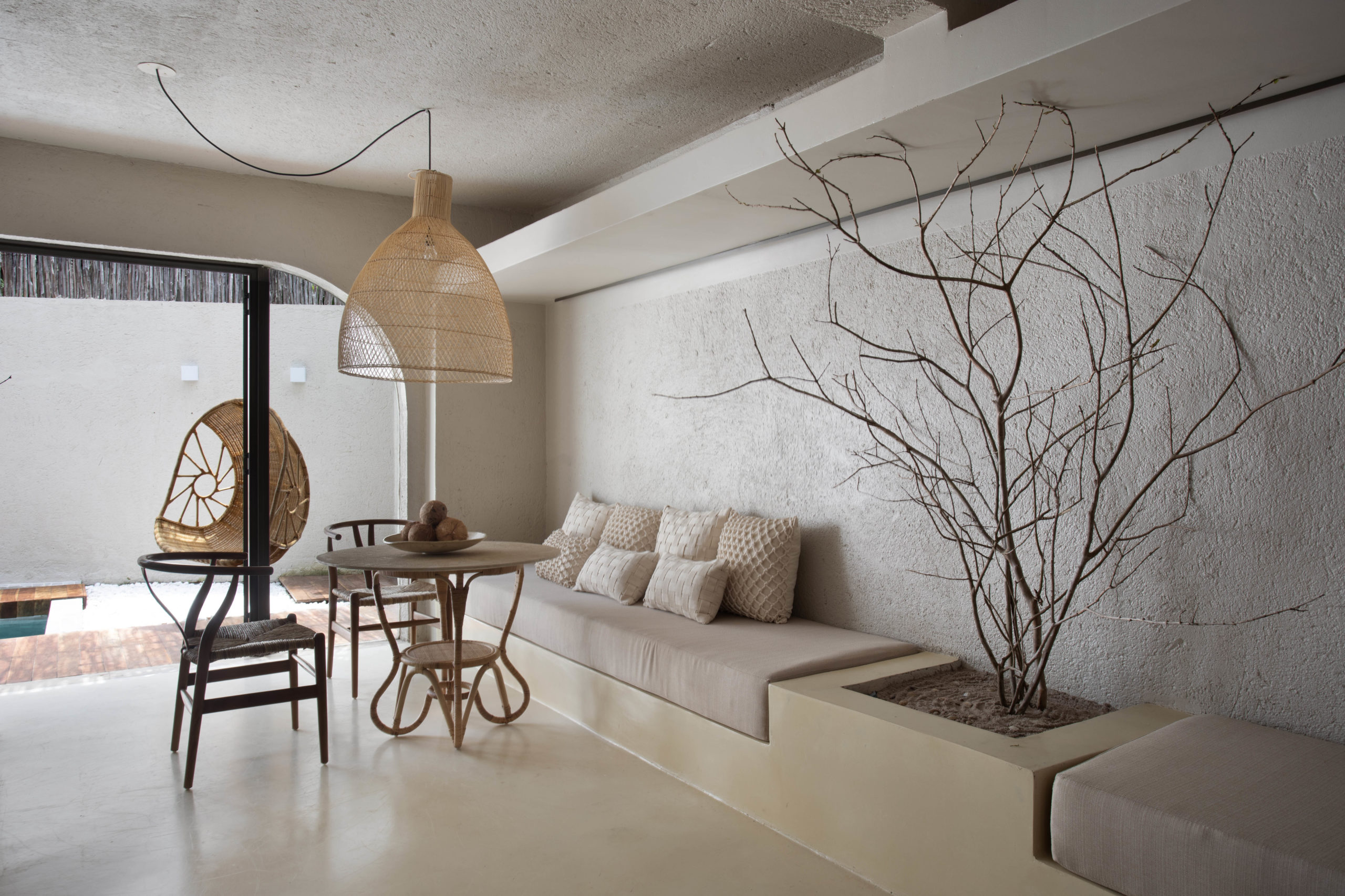 na foto sala com sofá e decoração em tons claros