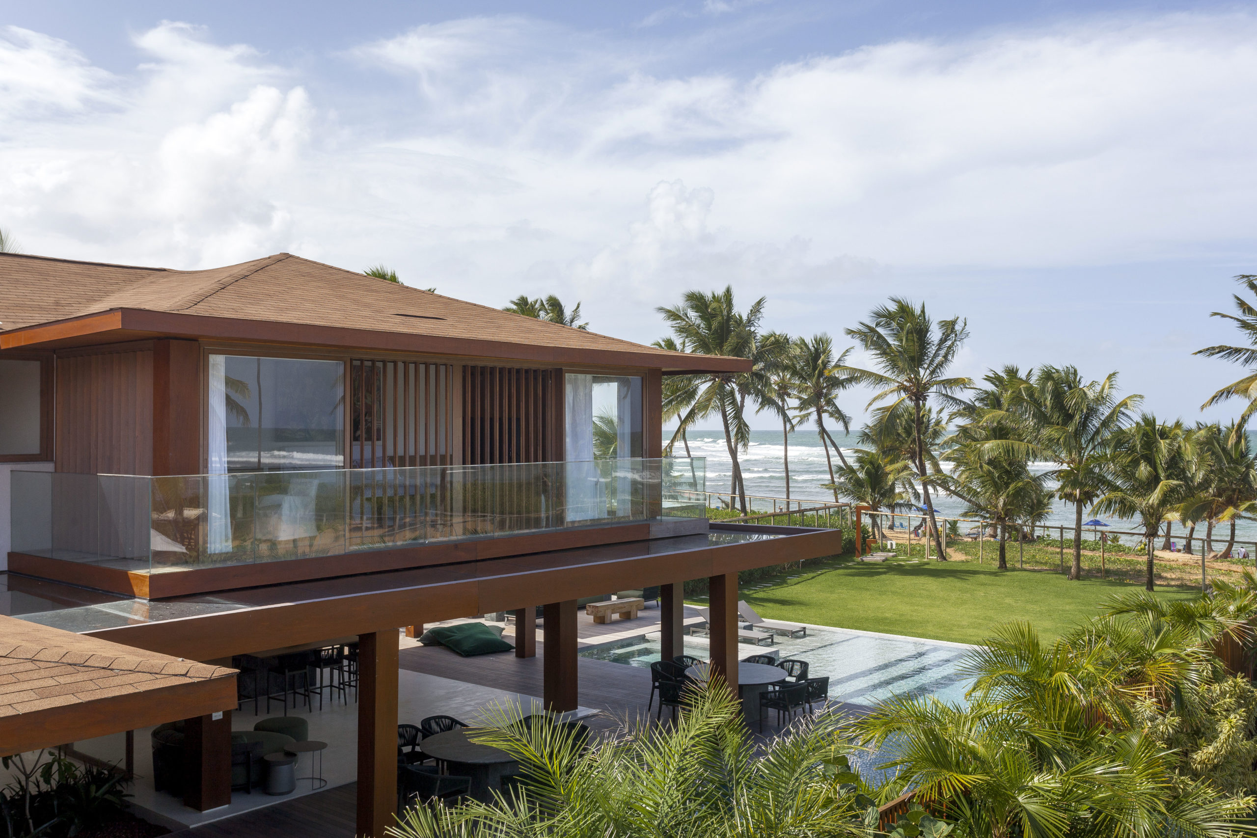 casa de praia de dois andares com coqueiros e praia