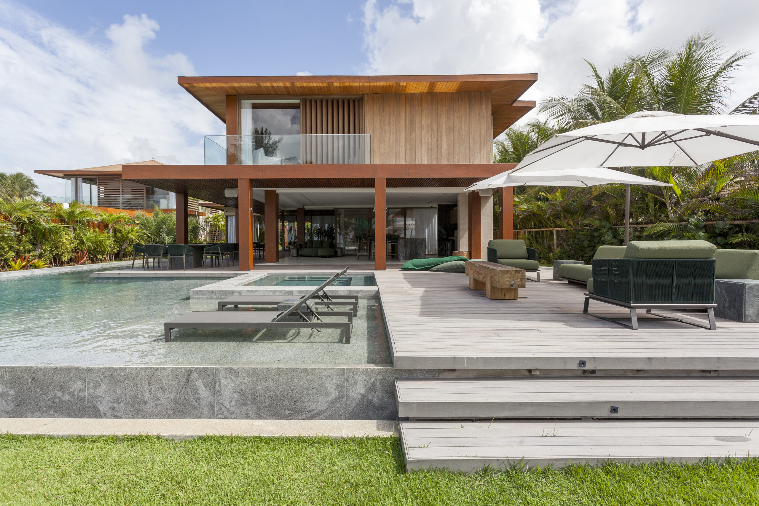 na foto visão de casa de praia com piscina