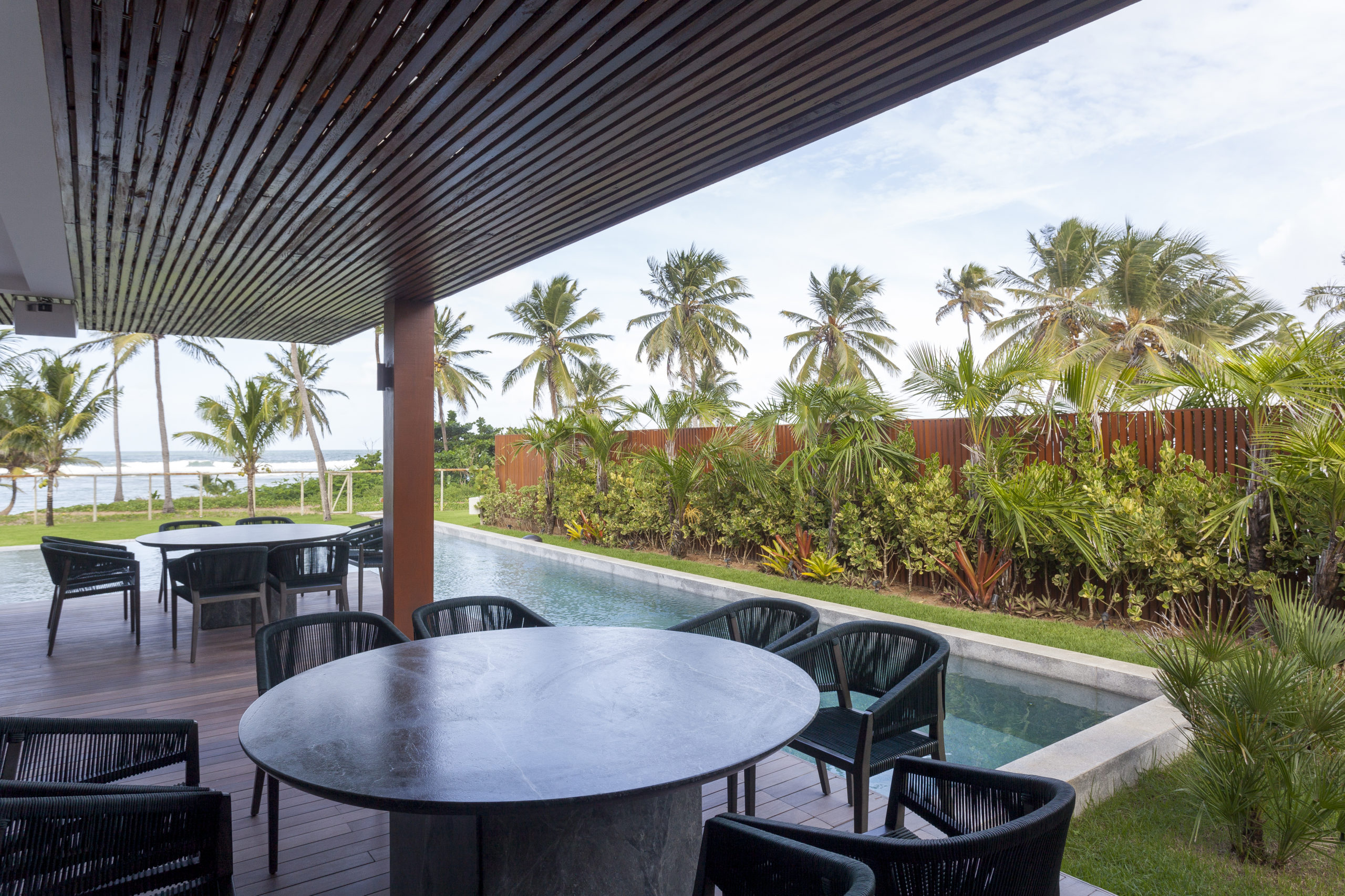 na foto piscina e mesa com cadeiras