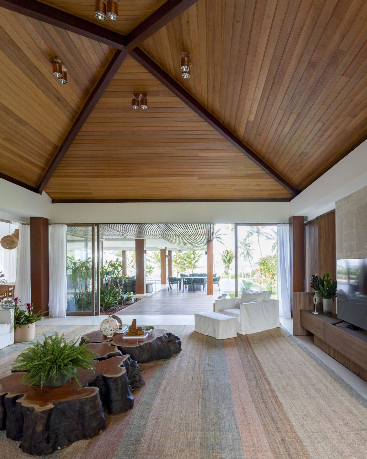 casa de praia com forros revestidos com assoalho de madeira natural