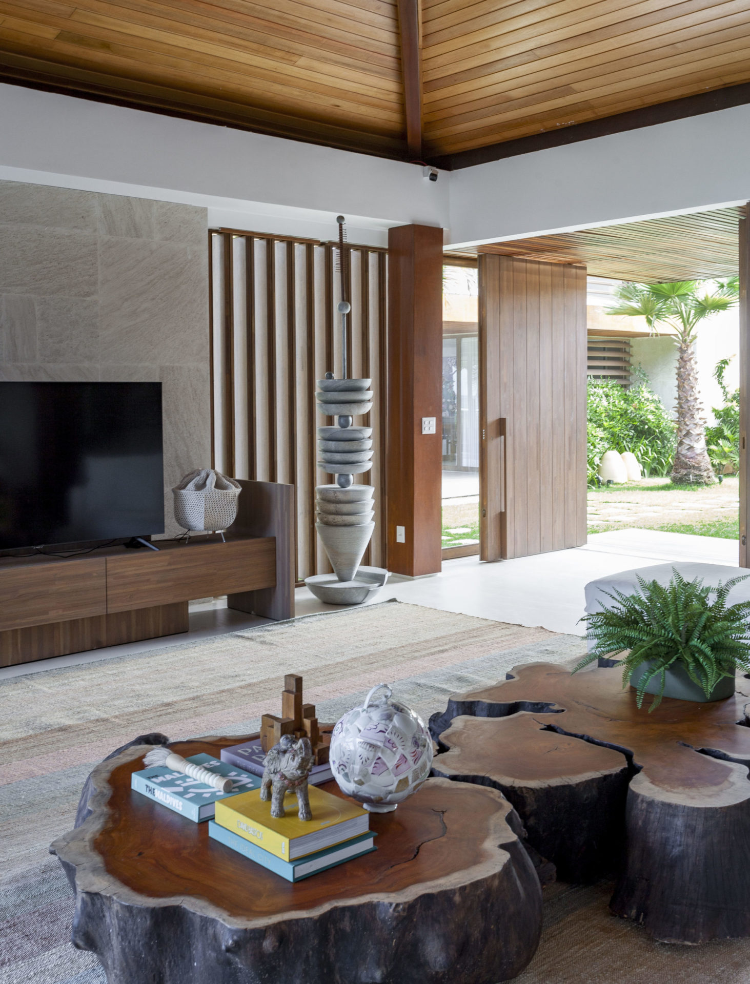 na foto sala de casa de praia com decoração praiana