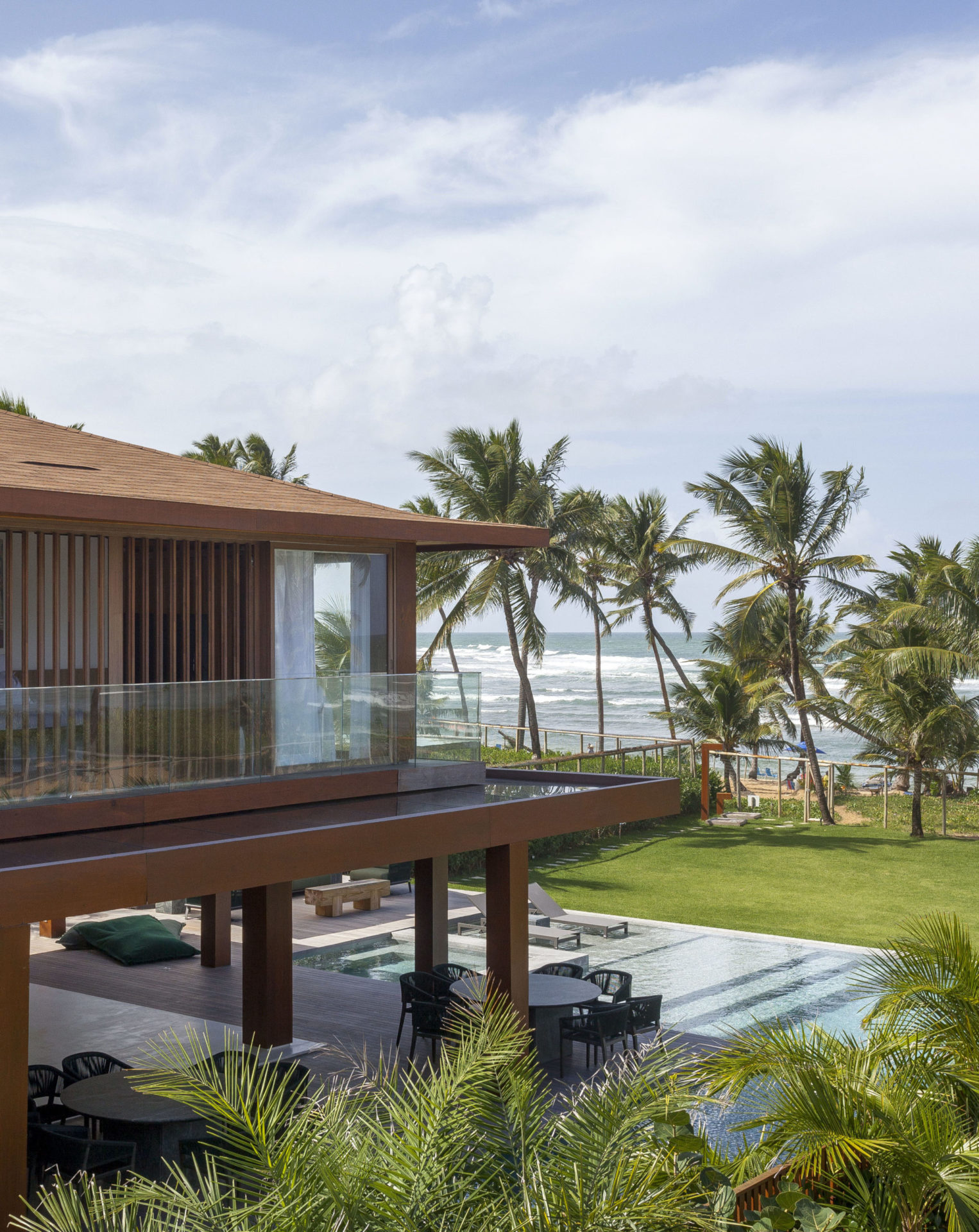 casa de dois andares em frente ao mar