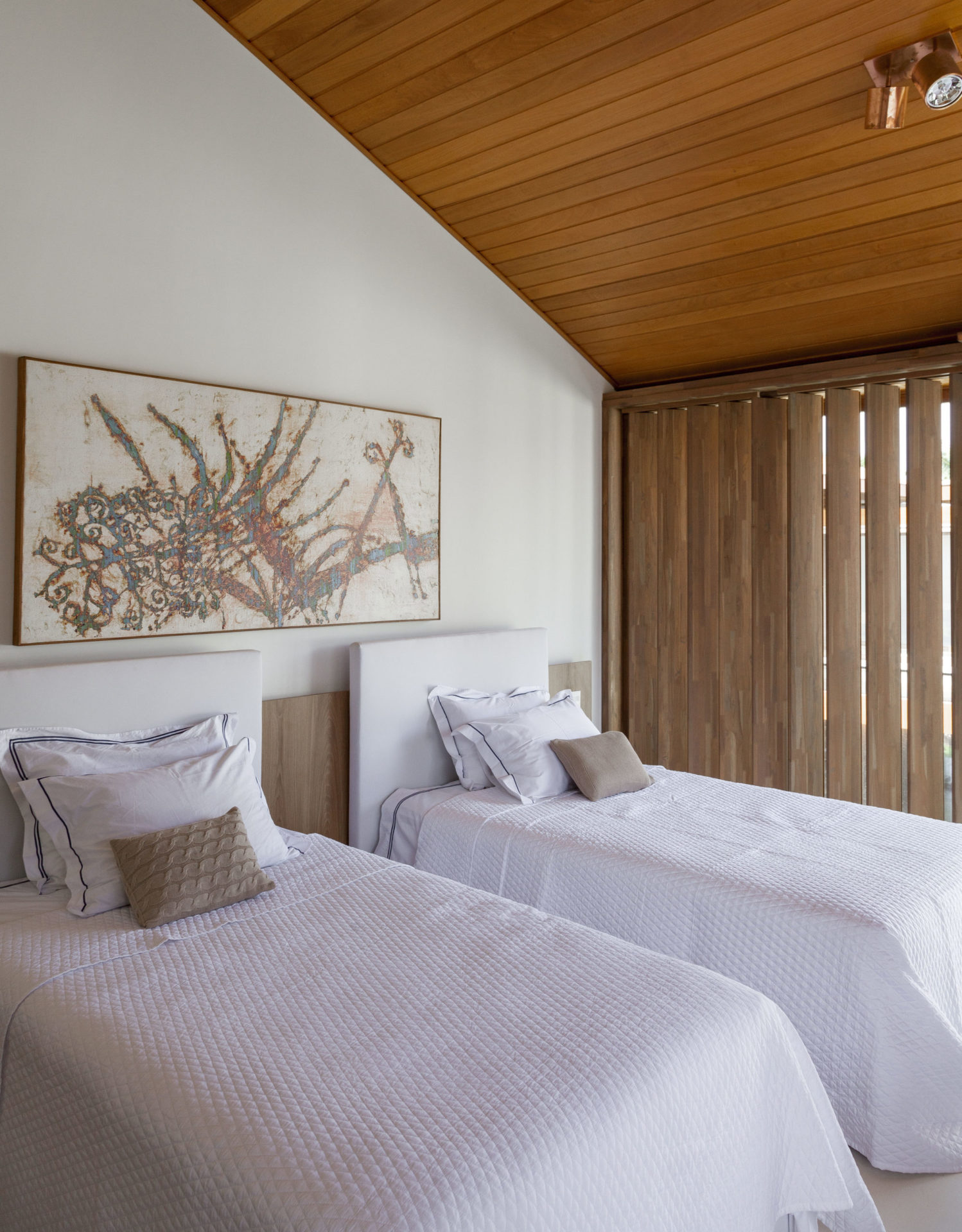 na foto quarto com duas camas de solteiro