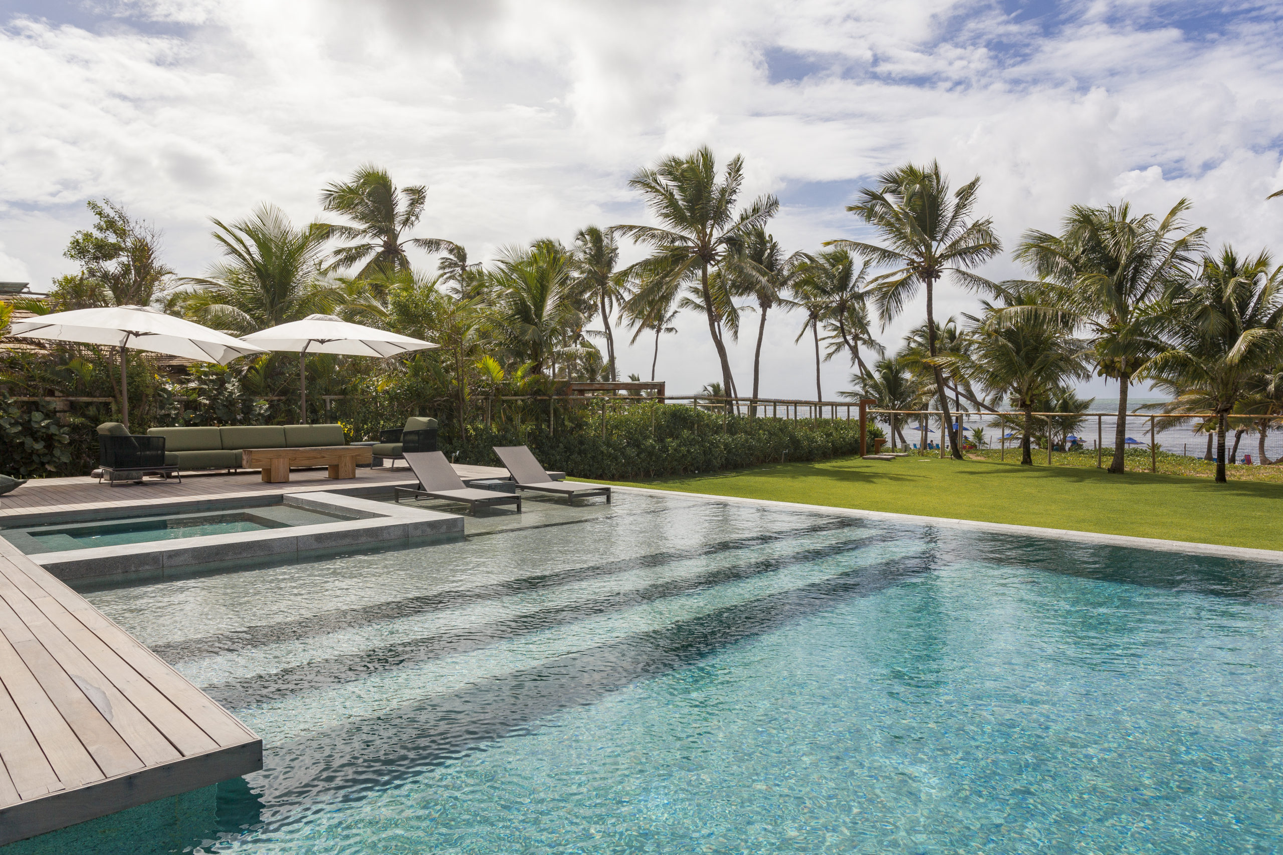 piscina grande em casa de praia