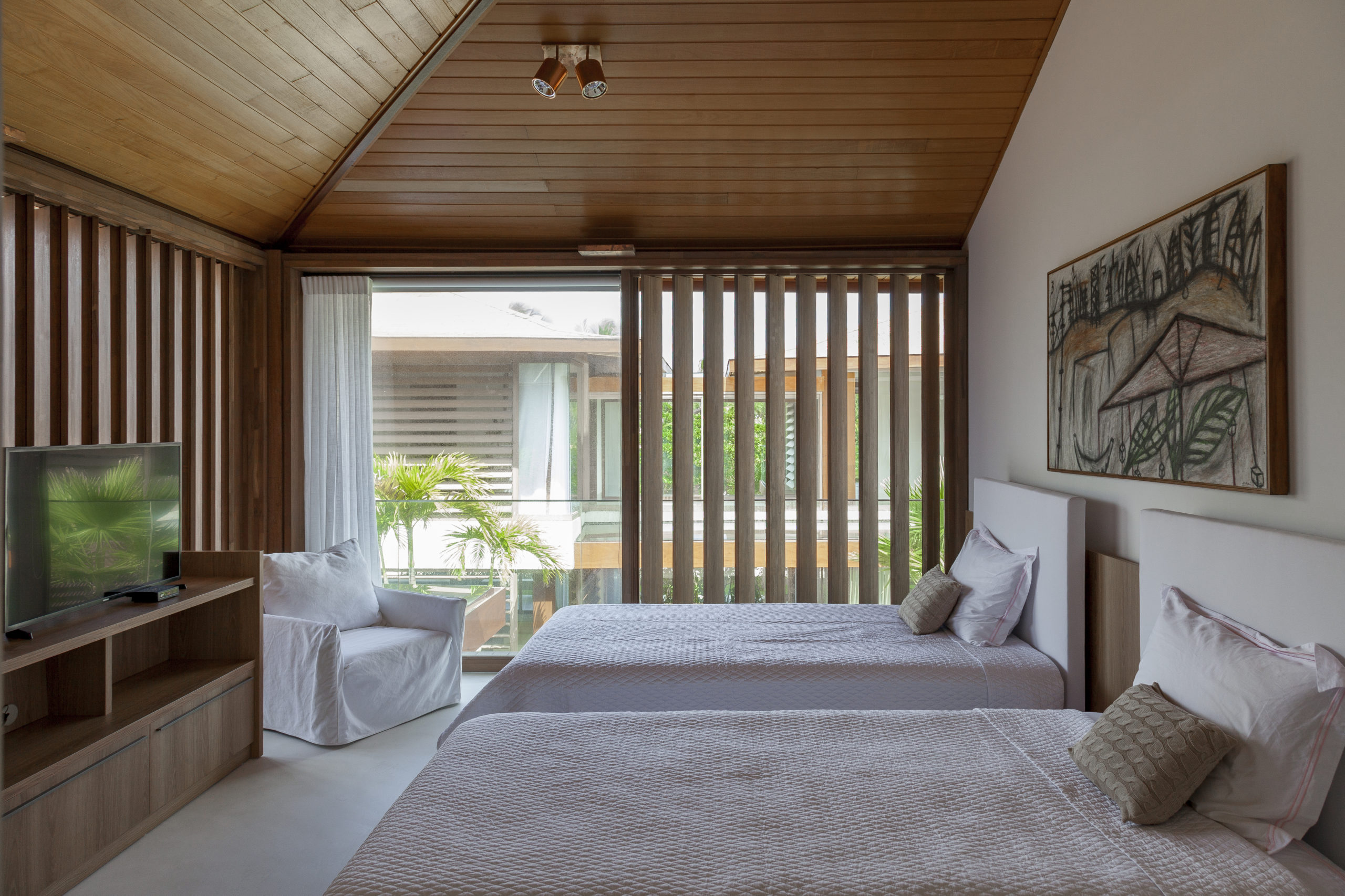 na foto quarto com duas camas de solteiro