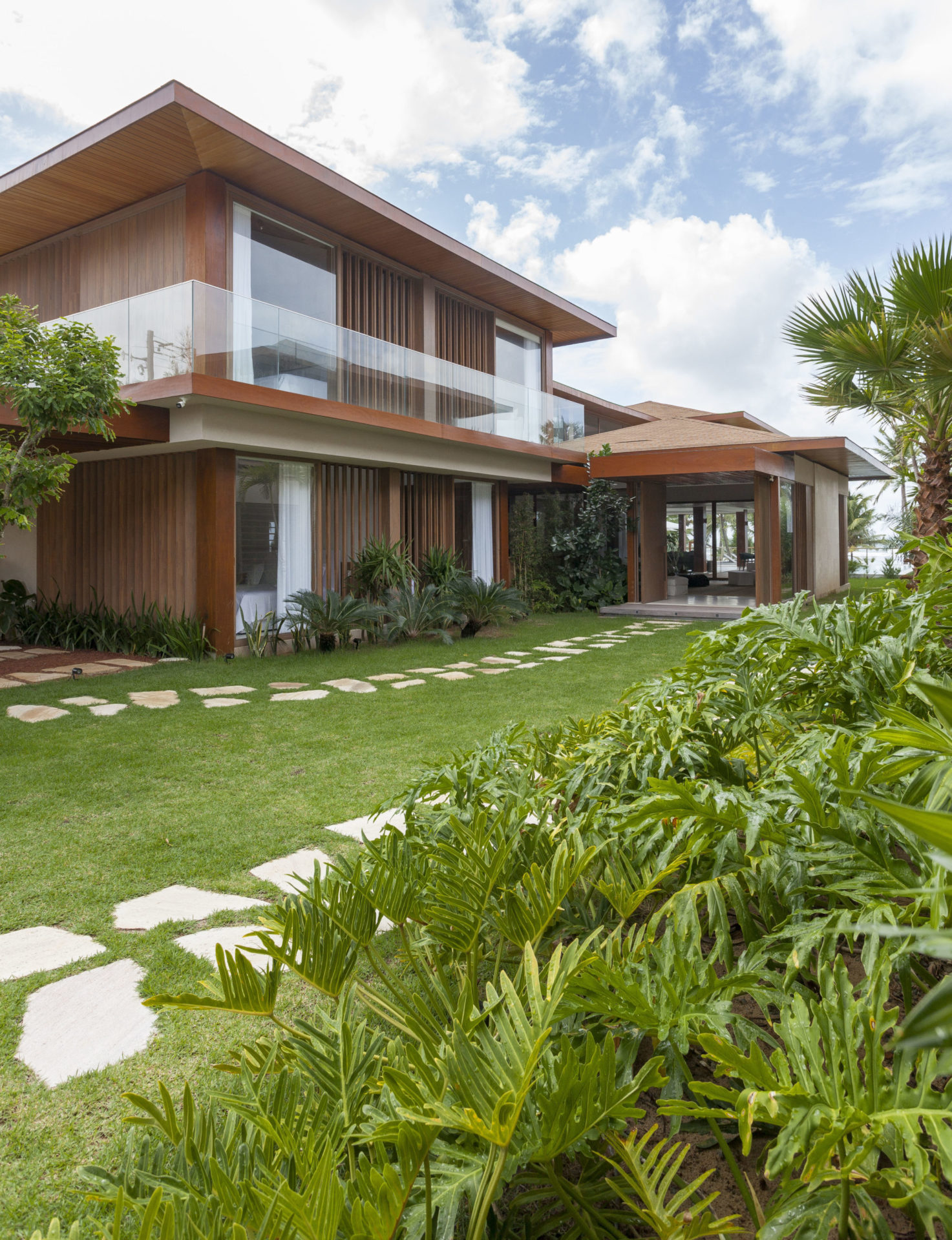 na foto casa de praia com jardim