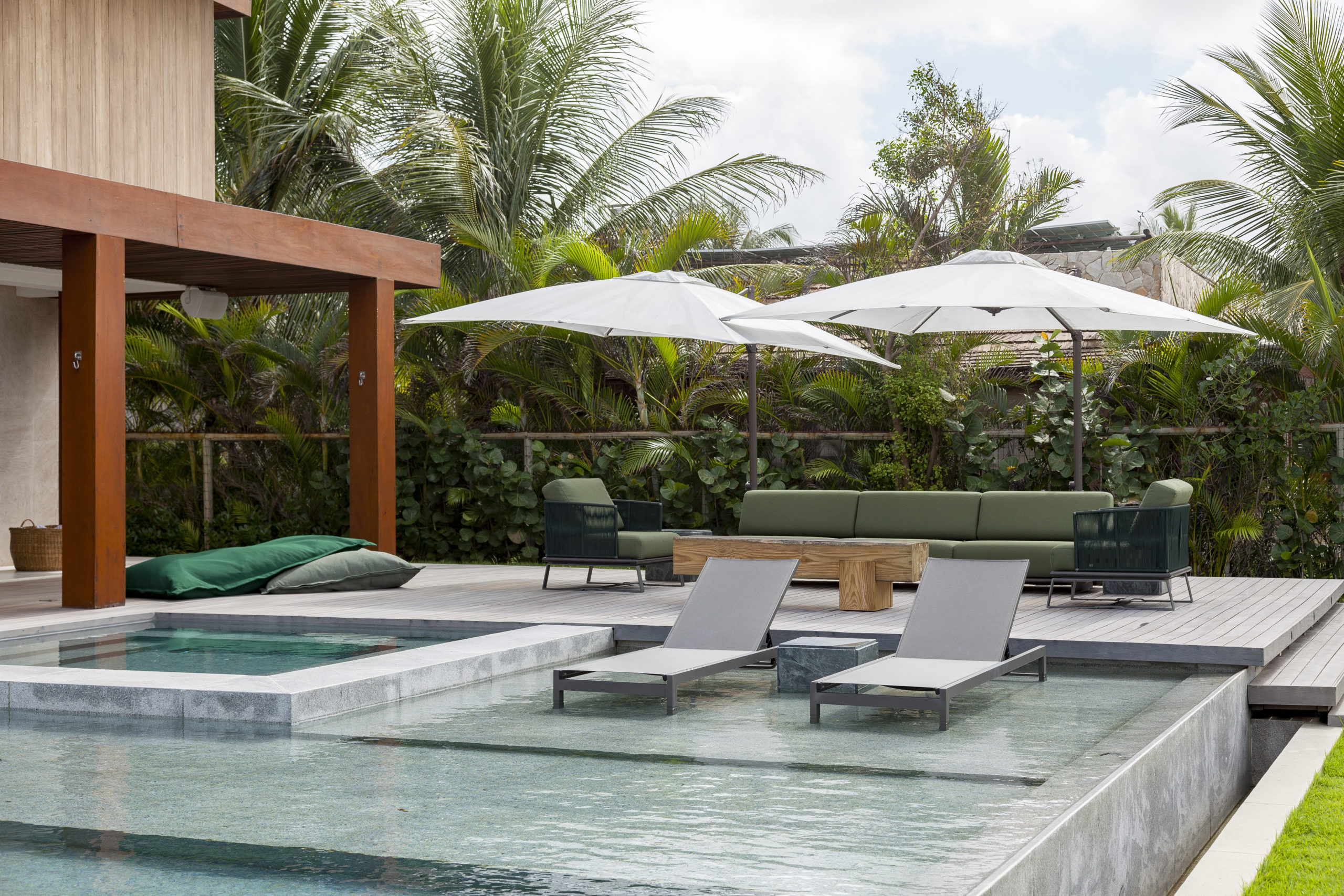 piscina com espreguiçadeiras, ombrelones