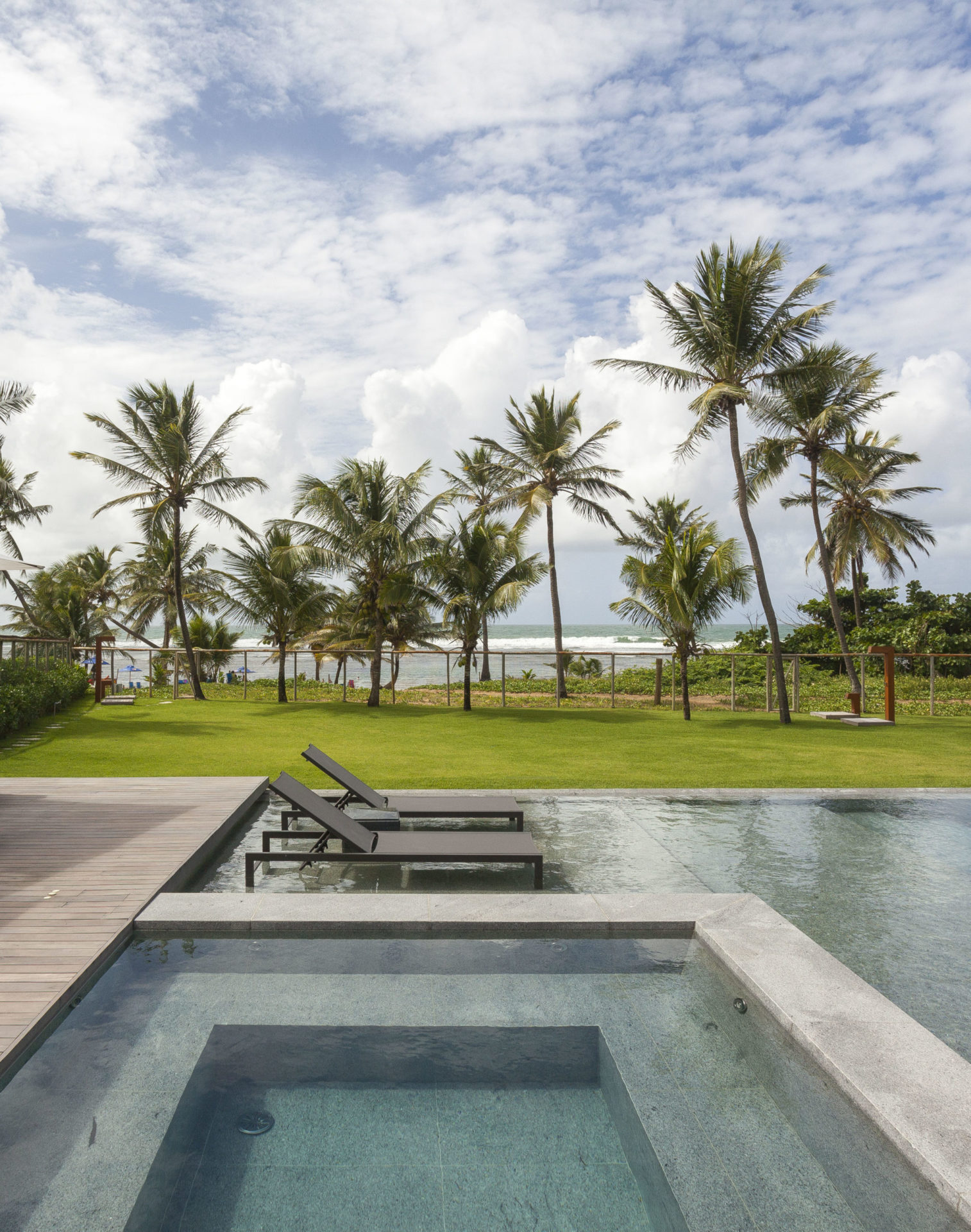 piscina com vista para o mar