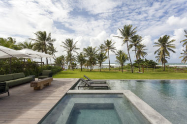 na foto piscina de frente para o mar