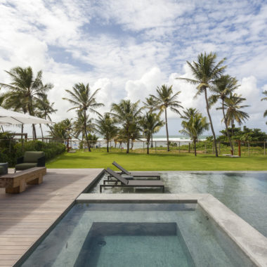 na foto piscina de frente para o mar