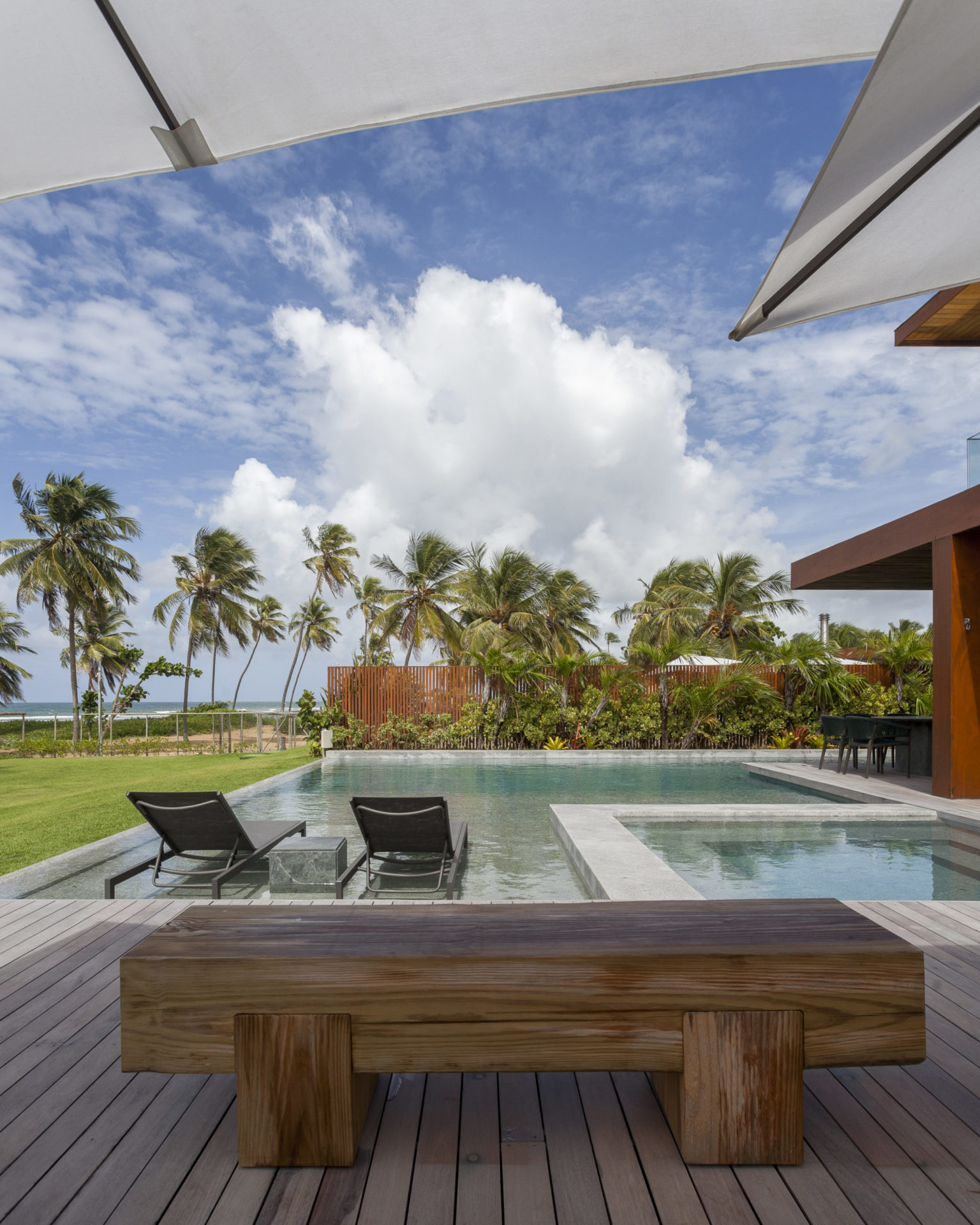 na foto piscina de casa de praia