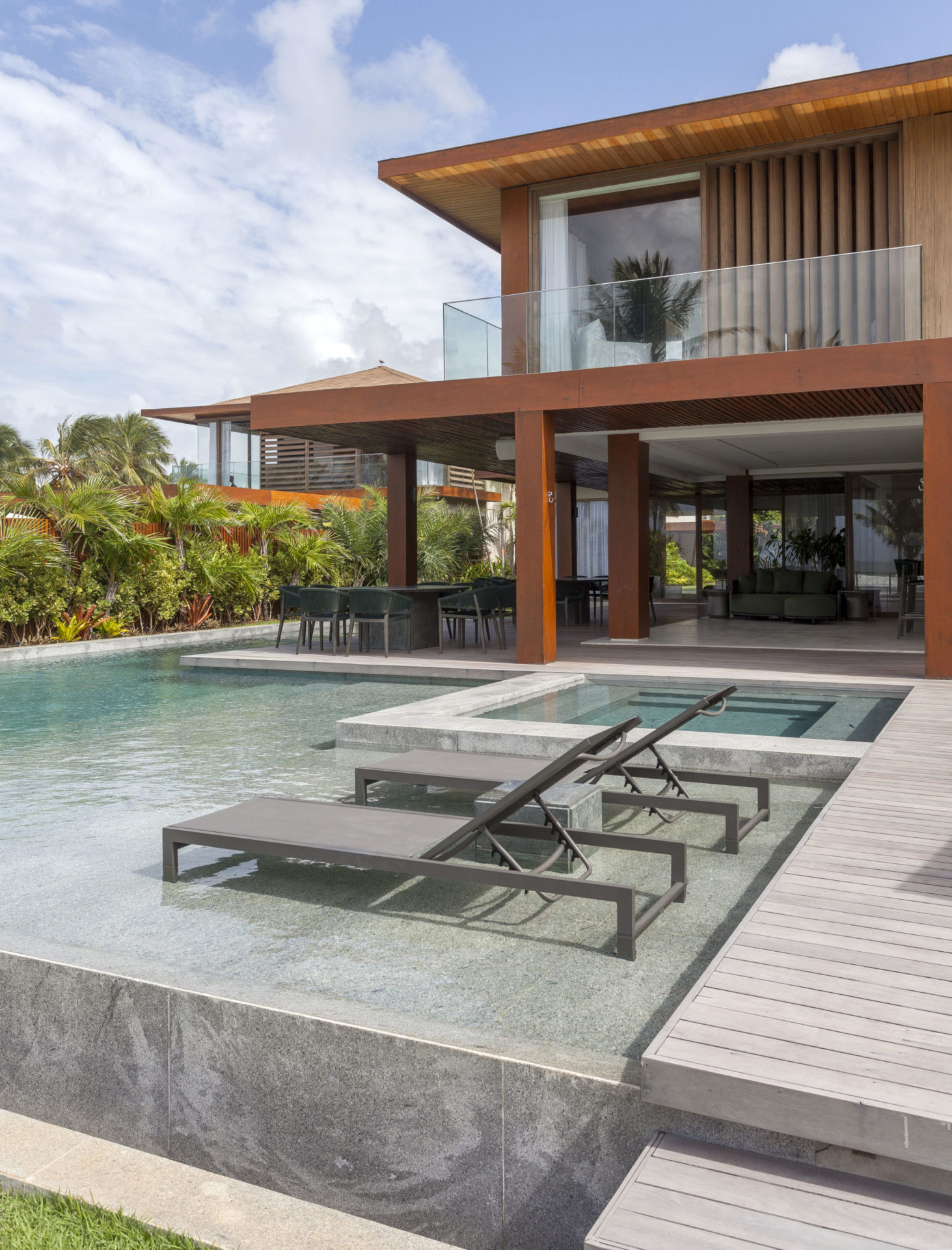 na foto uma casa e piscina