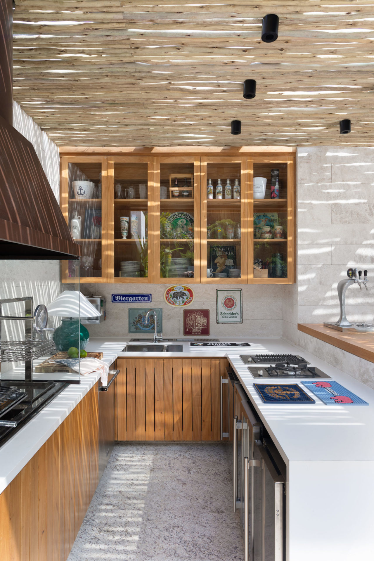 na foto espaço para churrasqueira, placas decorativas e pia