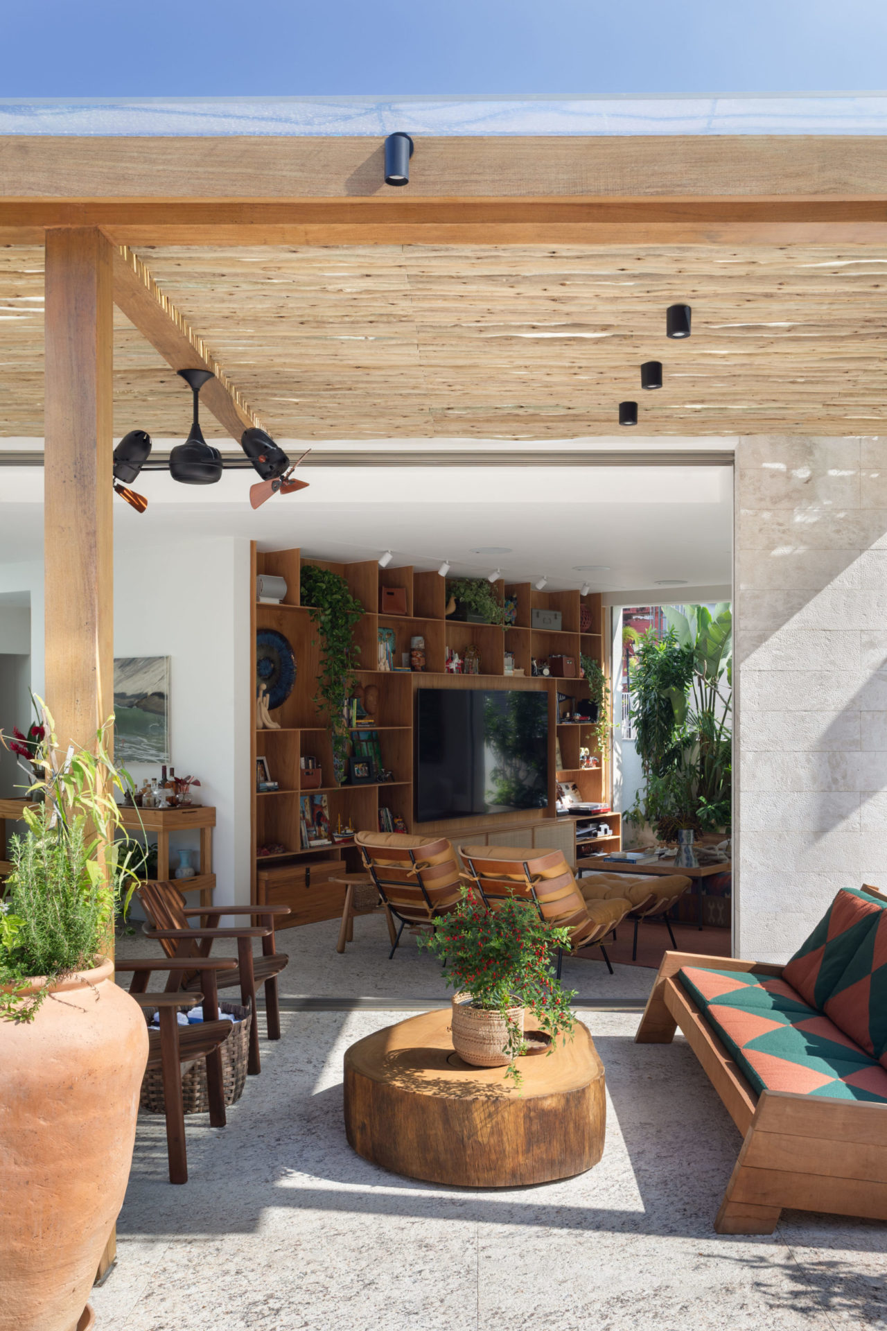 sala de tv com abertura para o jardim