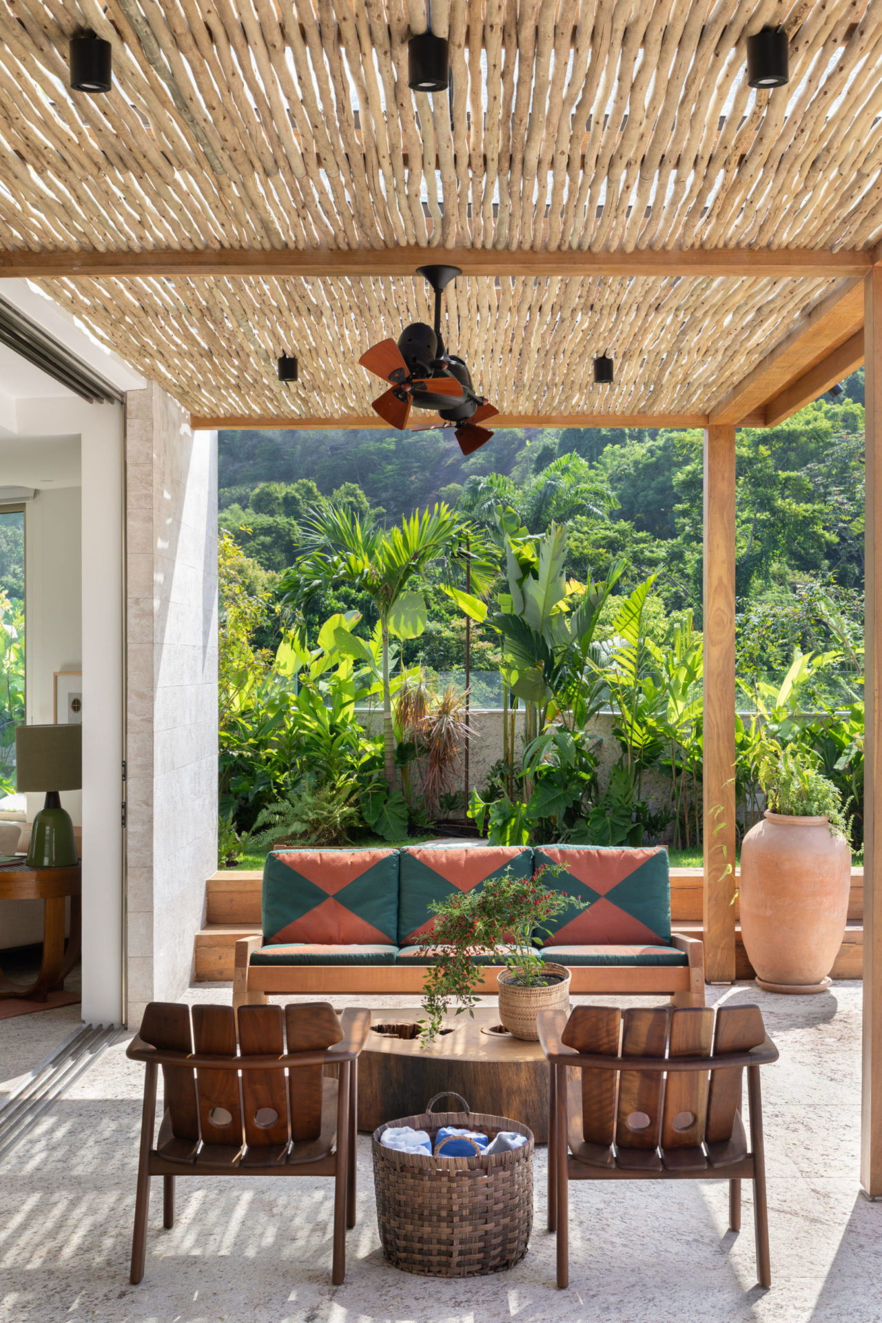 cobertura de duplex com sofás coloridos e vista para o parque Lage