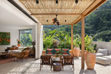 espaço no piso superior de duplex no Jardim Botânico com sofás e vista para a mata