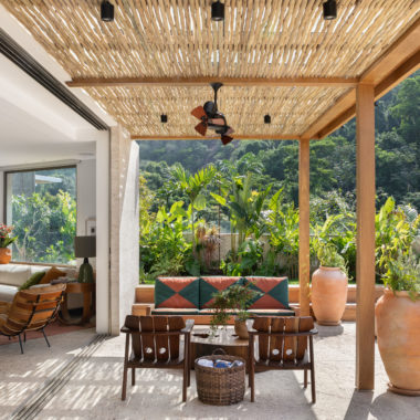 espaço no piso superior de duplex no Jardim Botânico com sofás e vista para a mata