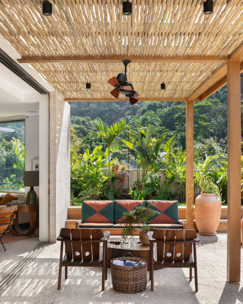 espaço no piso superior de duplex no Jardim Botânico com sofás e vista para a mata