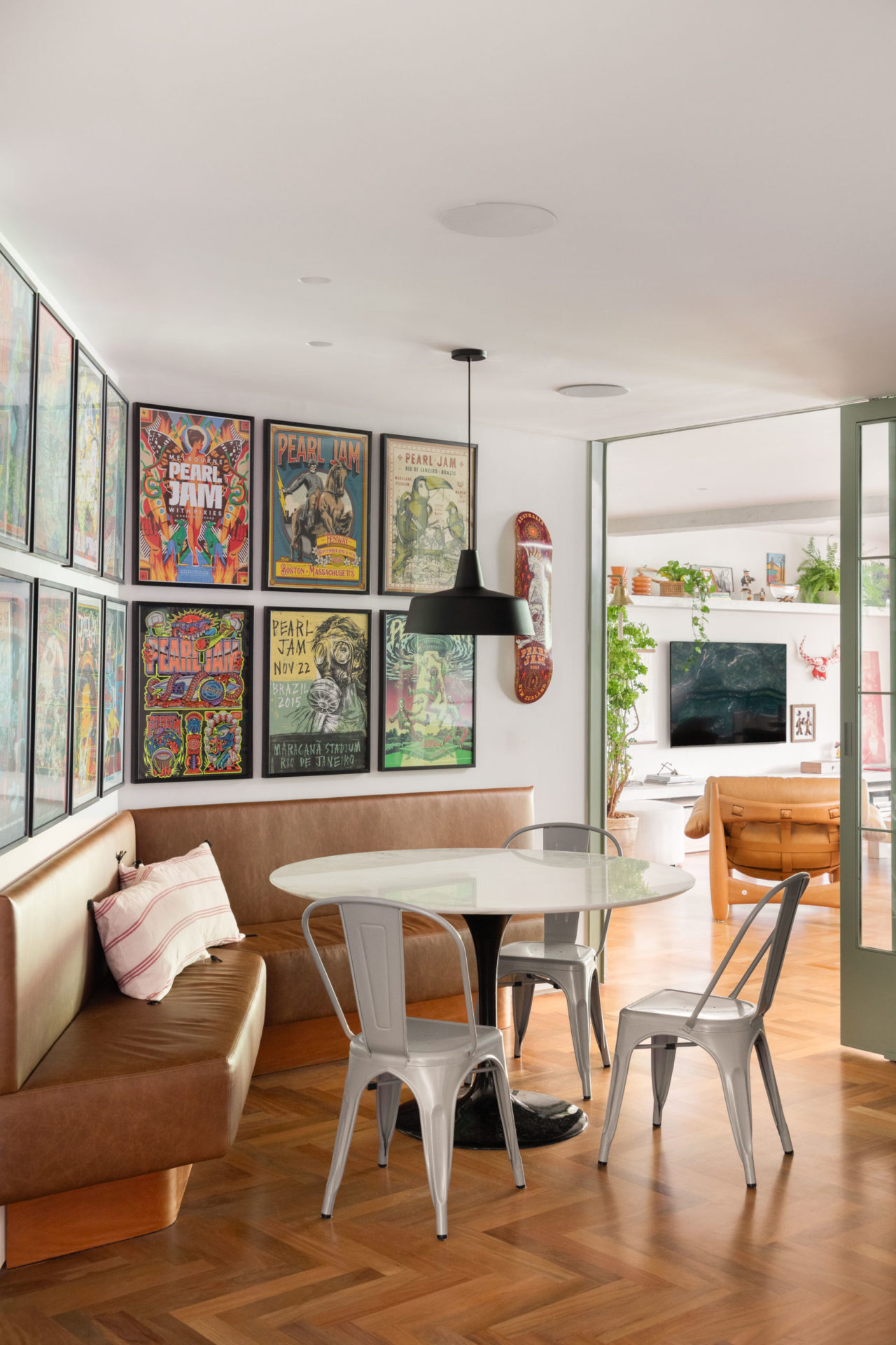 na foto espaço de duplex com piso em taco de Peroba Mica