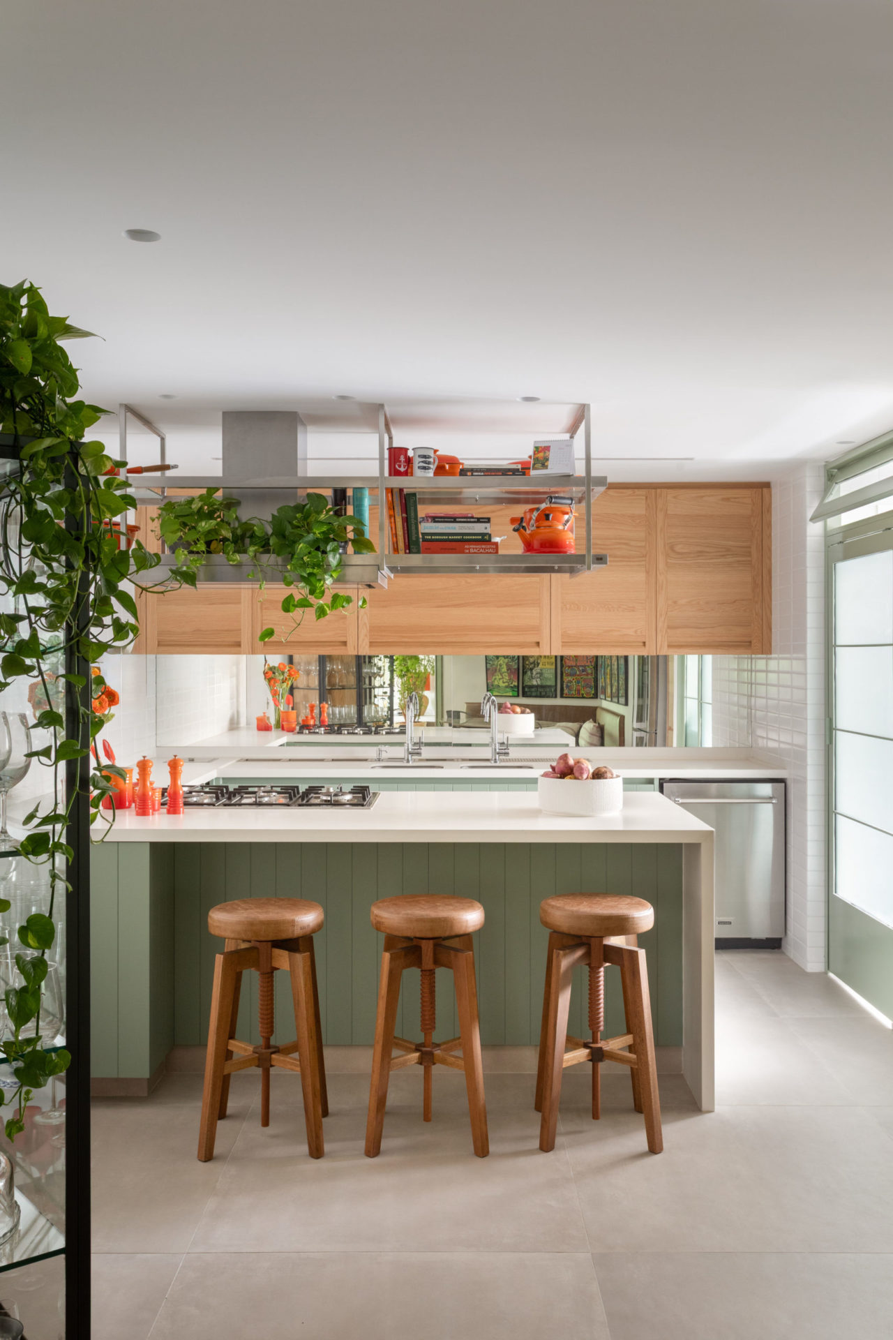 na foto cozinha com espelho sob a bancada