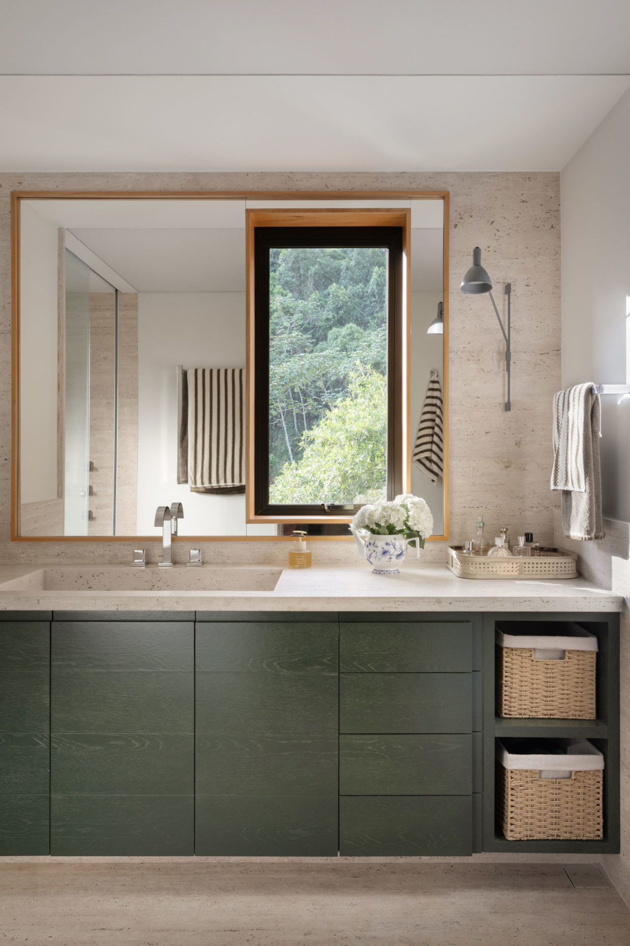 na foto banheiro com espelho, bancada em verde oliva e nichos