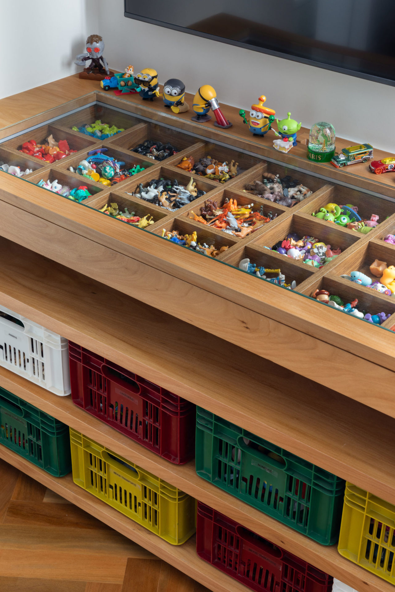 na foto uma mesa com caixas coloridas e brinquedos