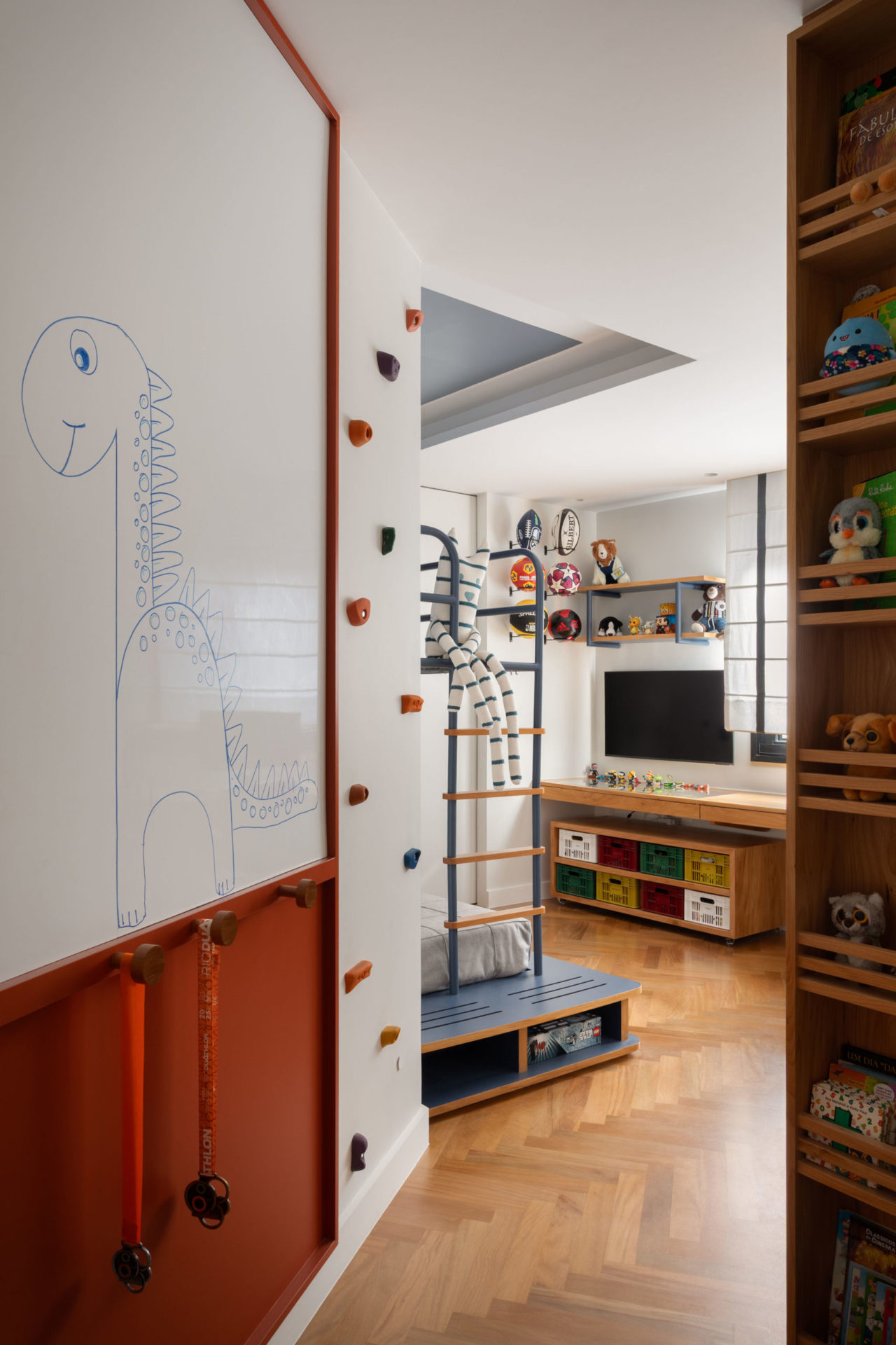 na foto quarto de criança com bicama, estante, tv