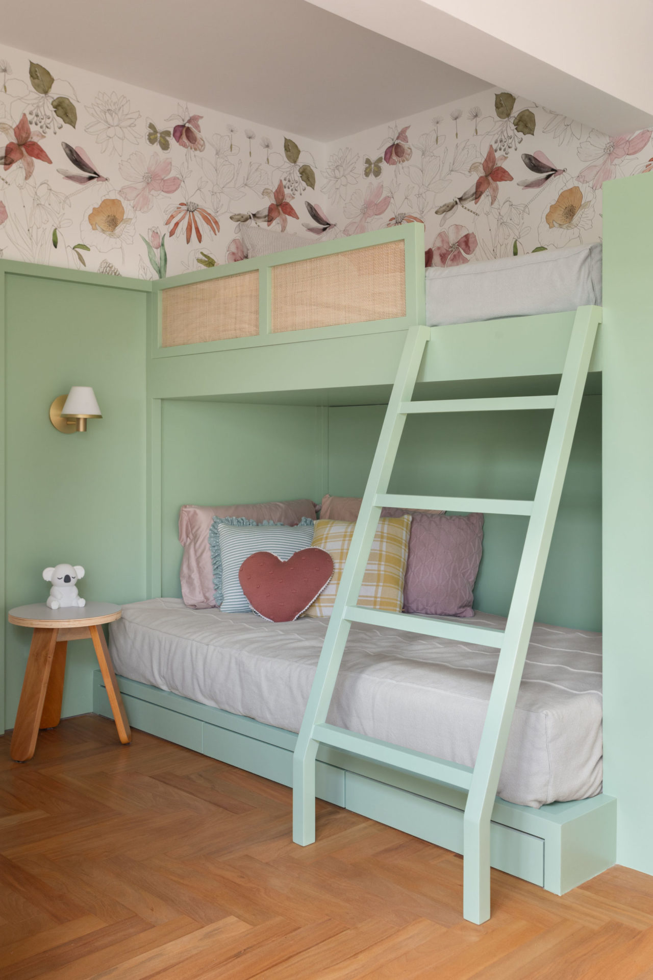 na foto bicama de quarto feminino, na cor verde água, banqueta e papel de parede florido