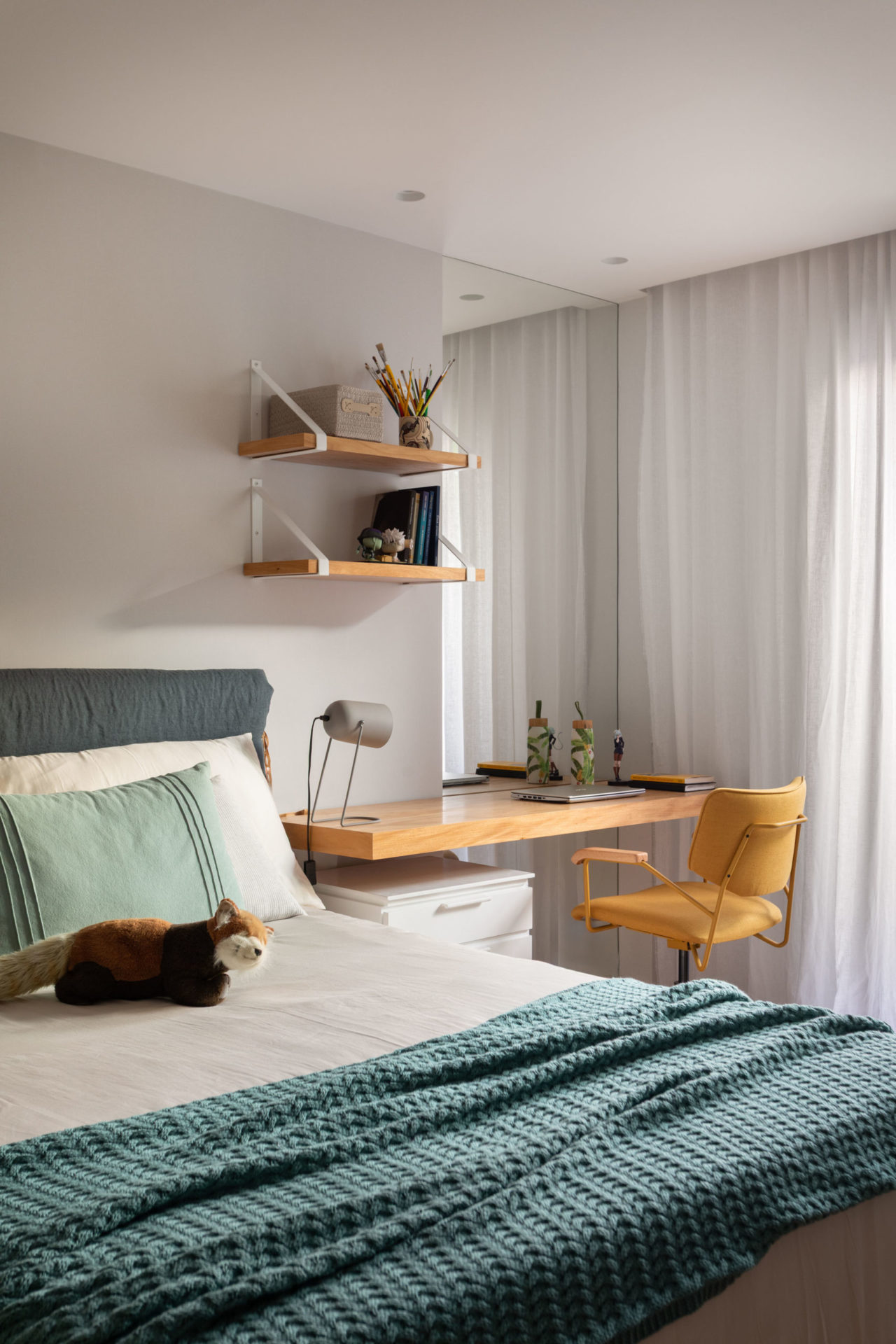 na foto quarto com cama de casal, mesa de trabalho, cadeira e janela