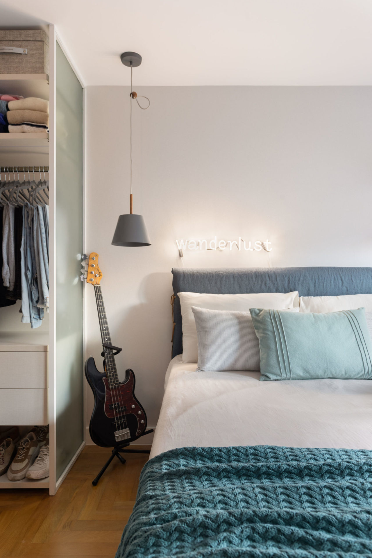 na foto quarto com cama de casal, uma guitarra no chão e armário