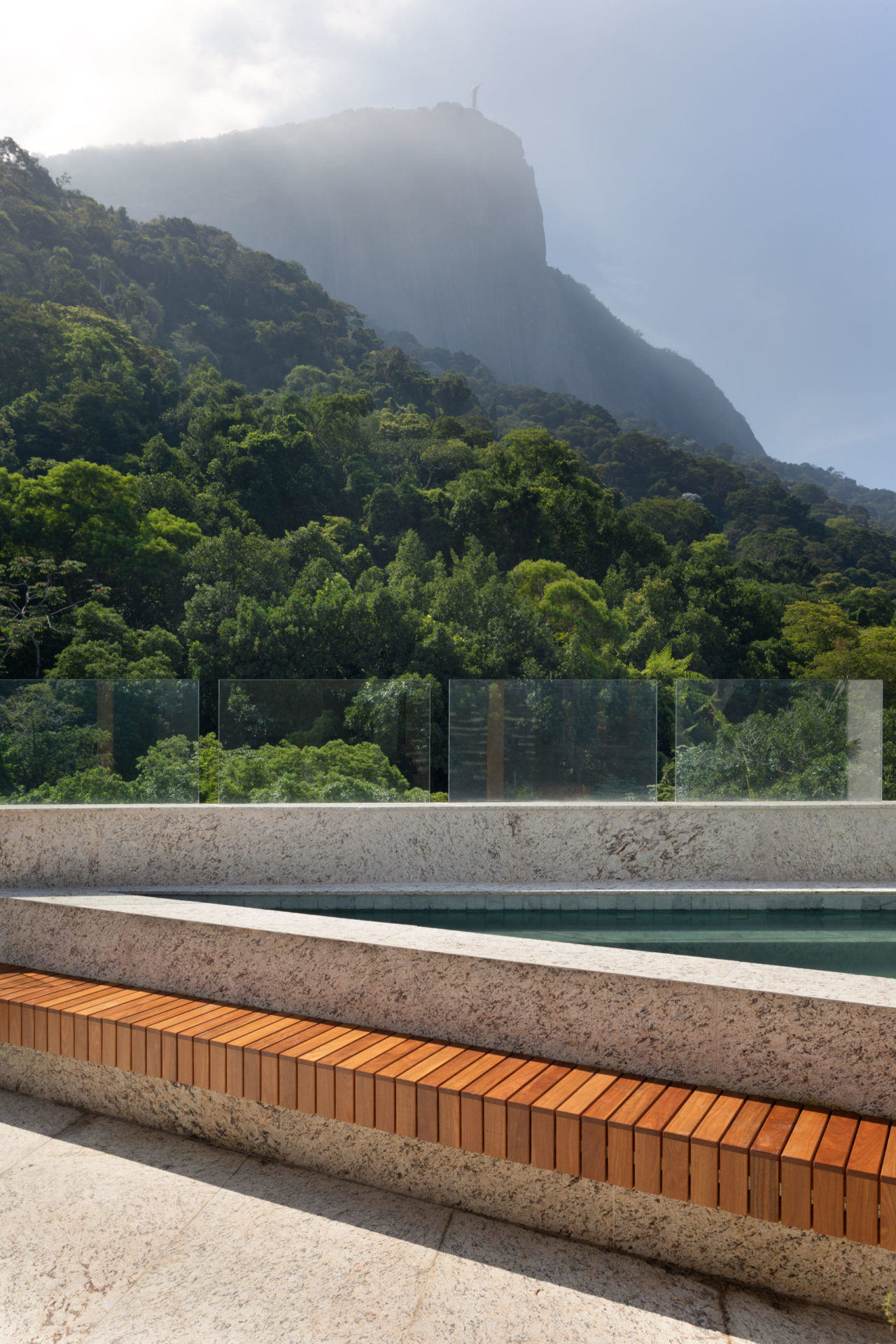 na foto piscina com vista para a mata e o Cristo Redentor