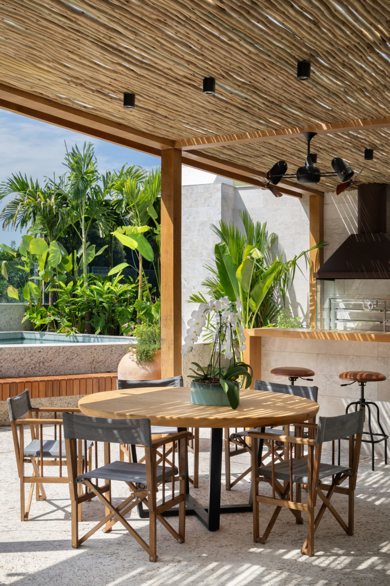 na foto andar superior de cobertura duplex com mesa e piscina