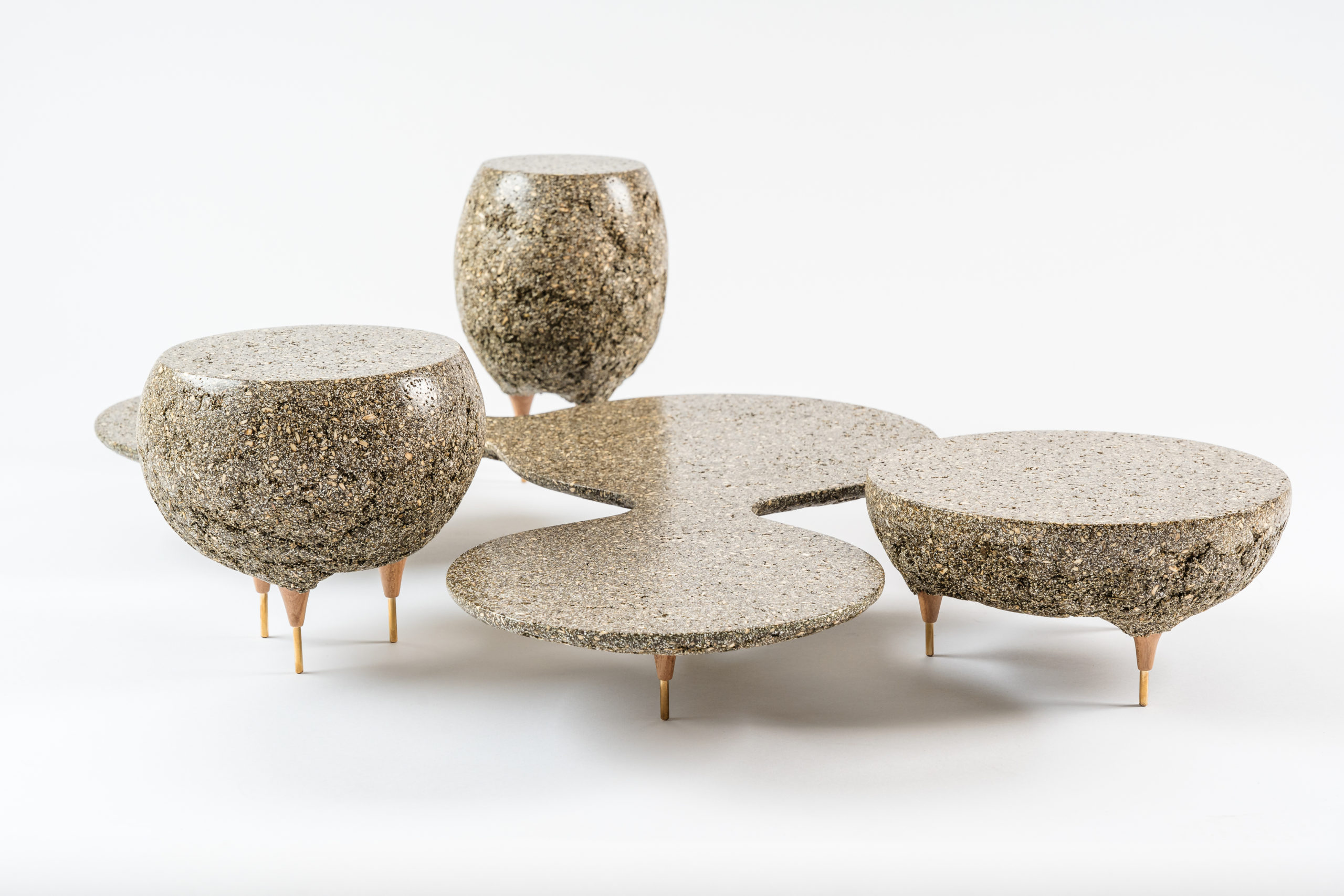 na foto um mesa baixa e três mesas de apoio, todas baixas