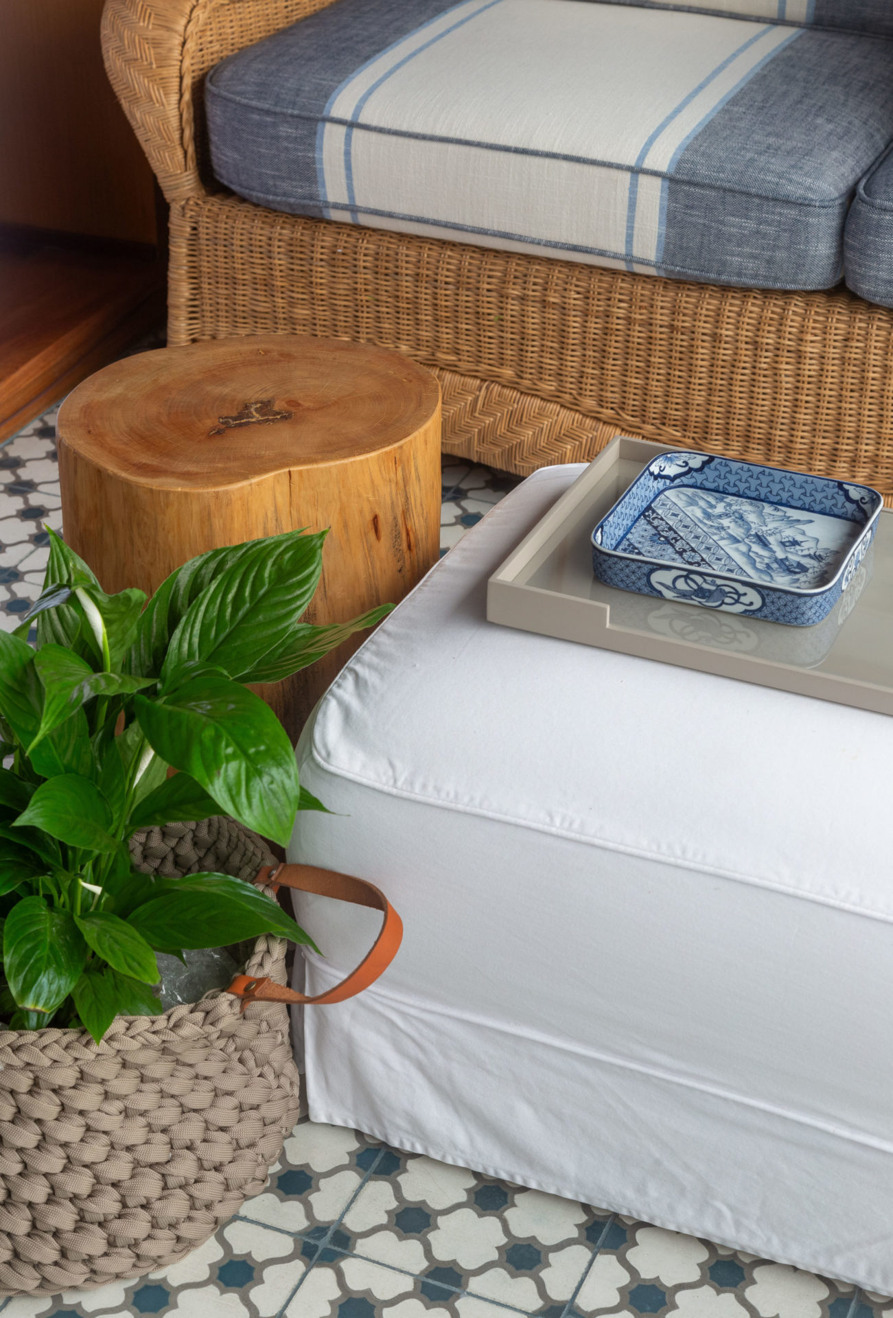 na foto piso bicolor e sofá