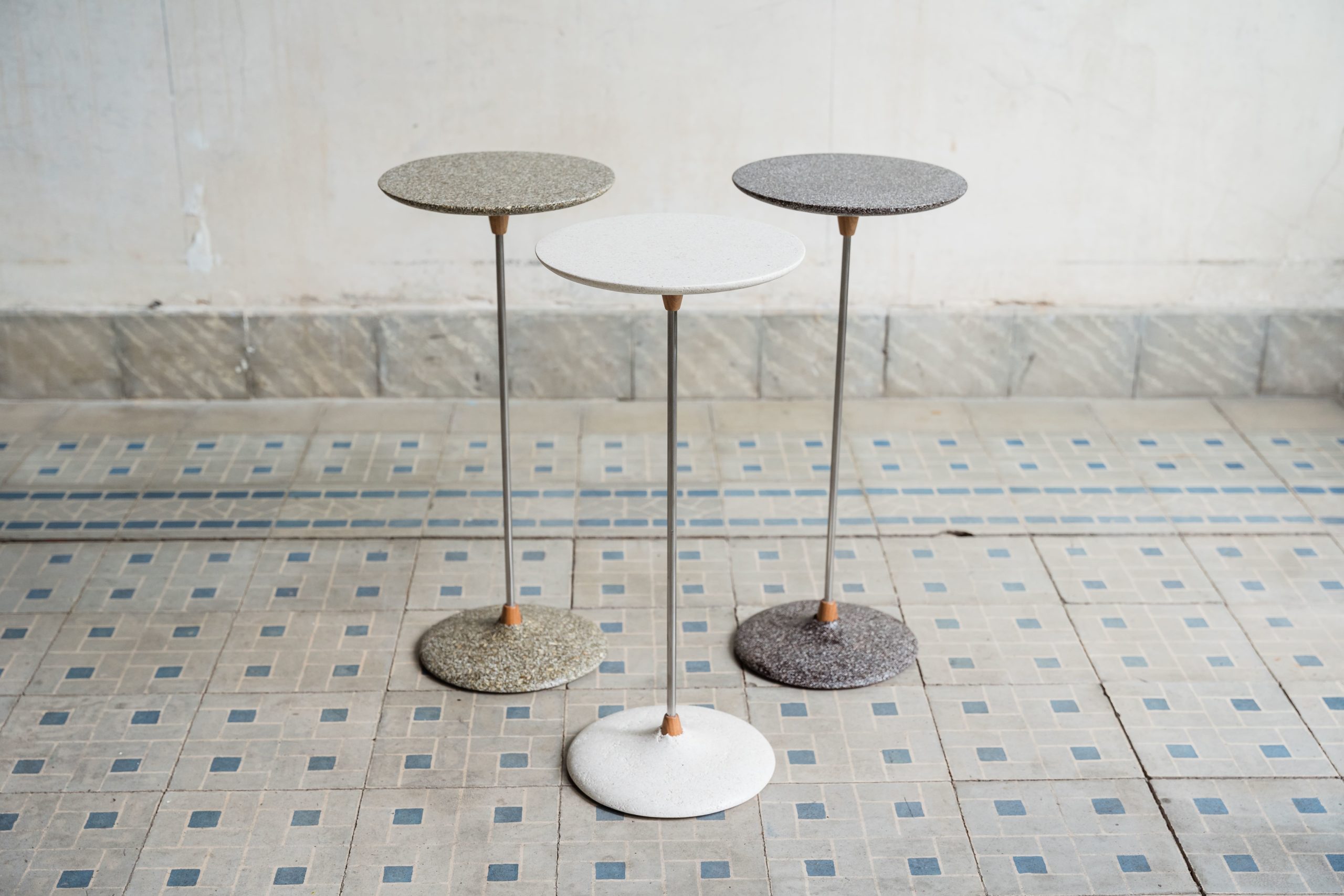 três mesas de apoio altas