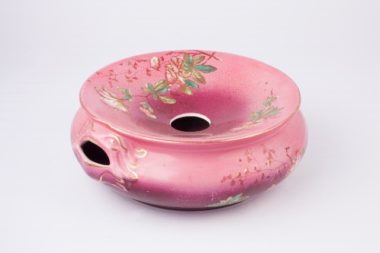 cuspidor cor de rosa com flores