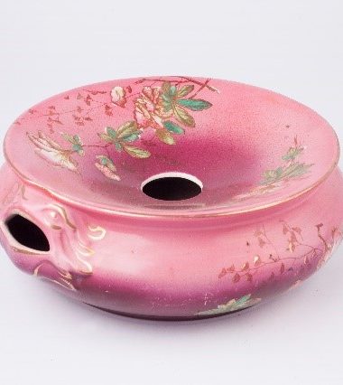 cuspidor cor de rosa com flores