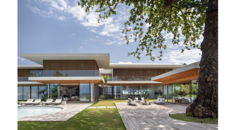 Casa é projetada com área de lazer completa voltada para o mar