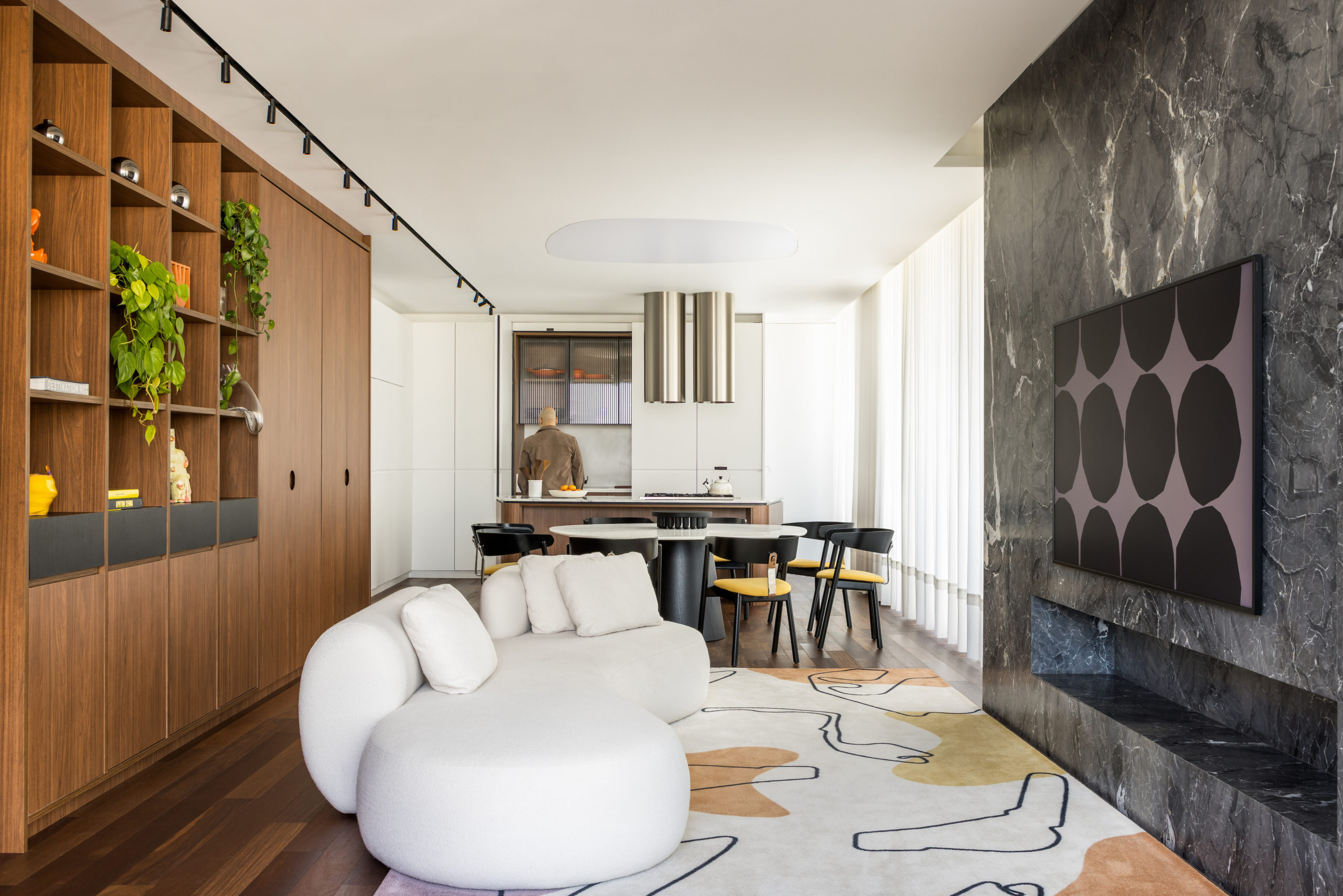 na foto sala integrada à cozinha e portas escamoteadas