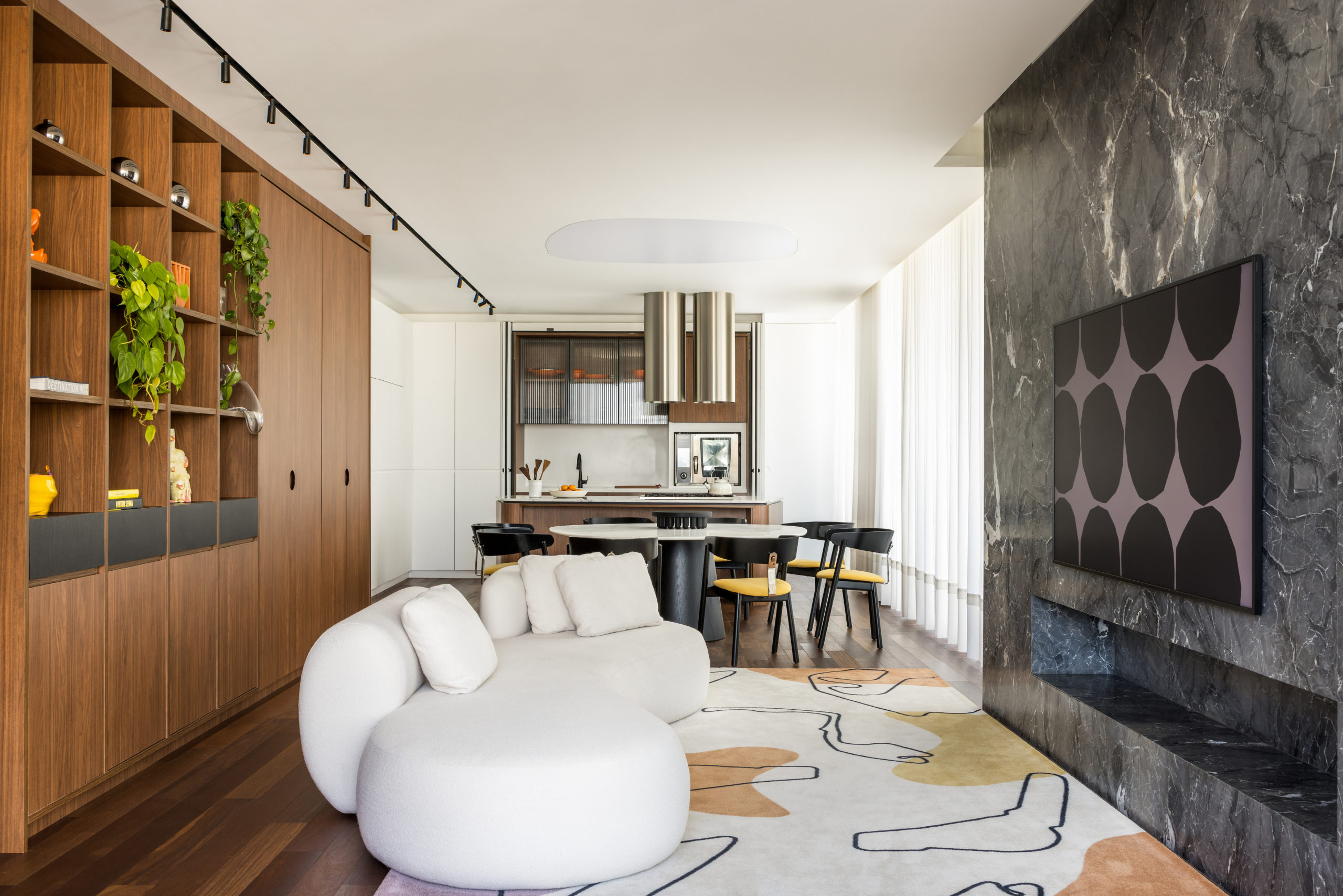 na foto living, cozinha e varanda integrados