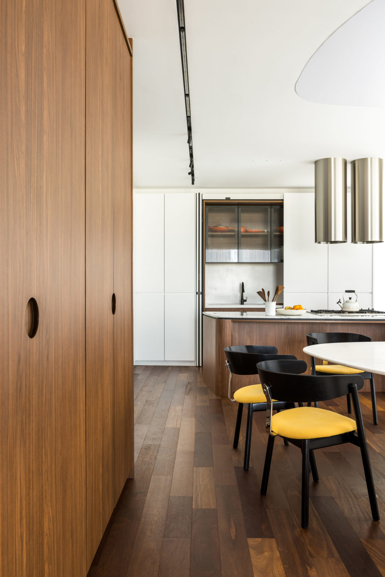 na foto cozinha com porta escamoteada