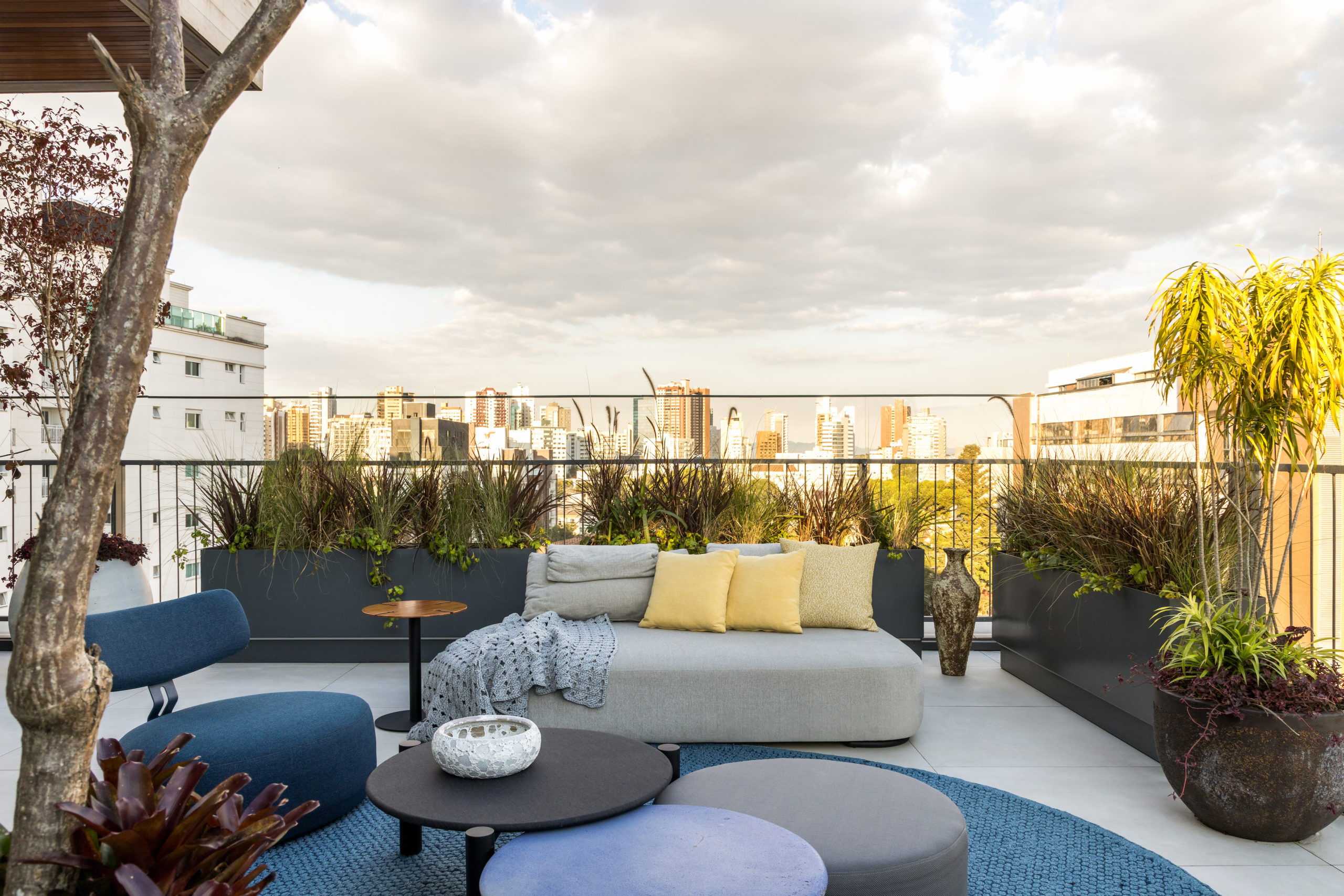 na foto varanda com vista para a cidade de curitiba