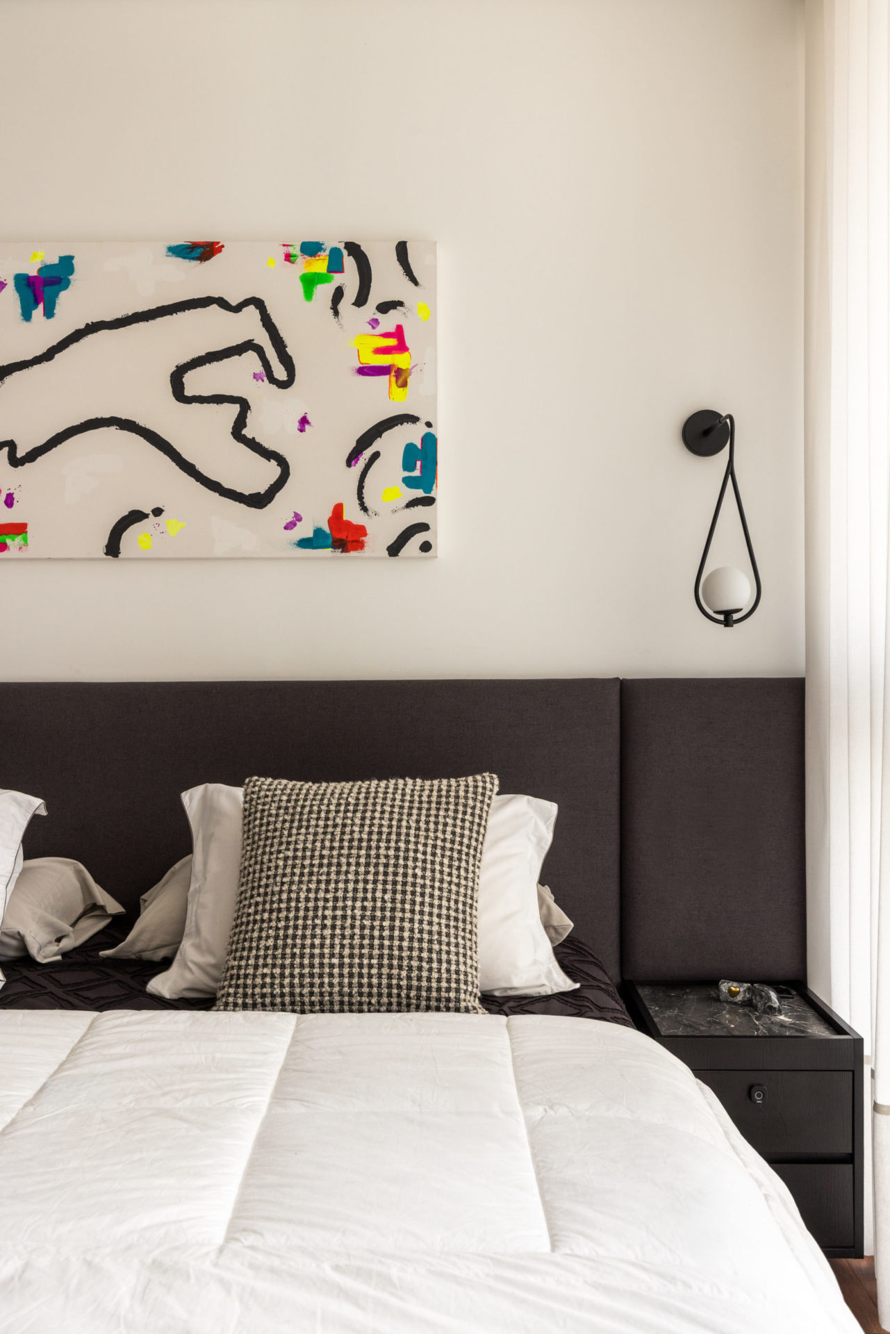 na foto cama de casal, com luminária e quadro