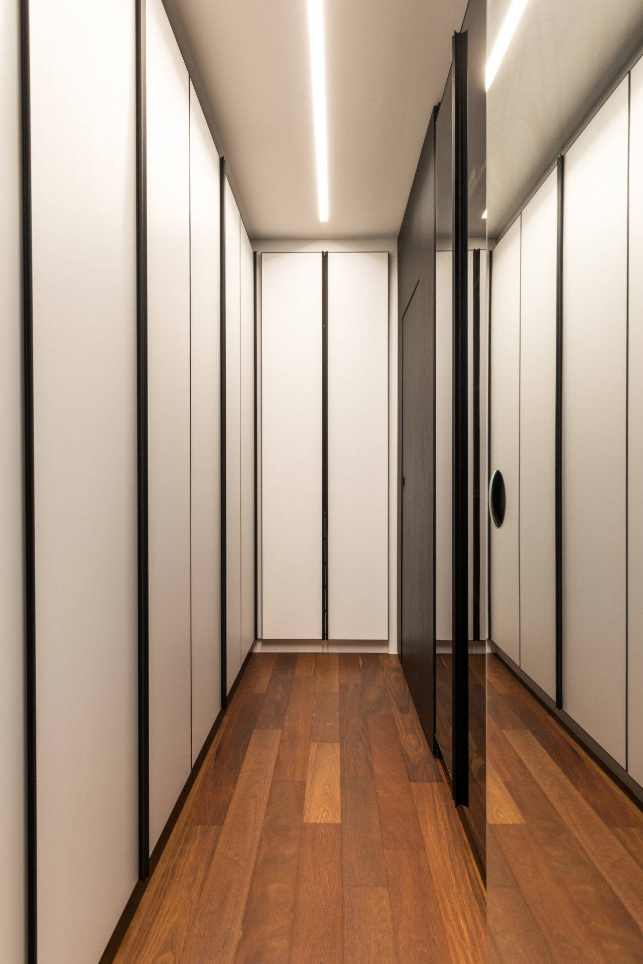 na foto corredor com espelhos e armários