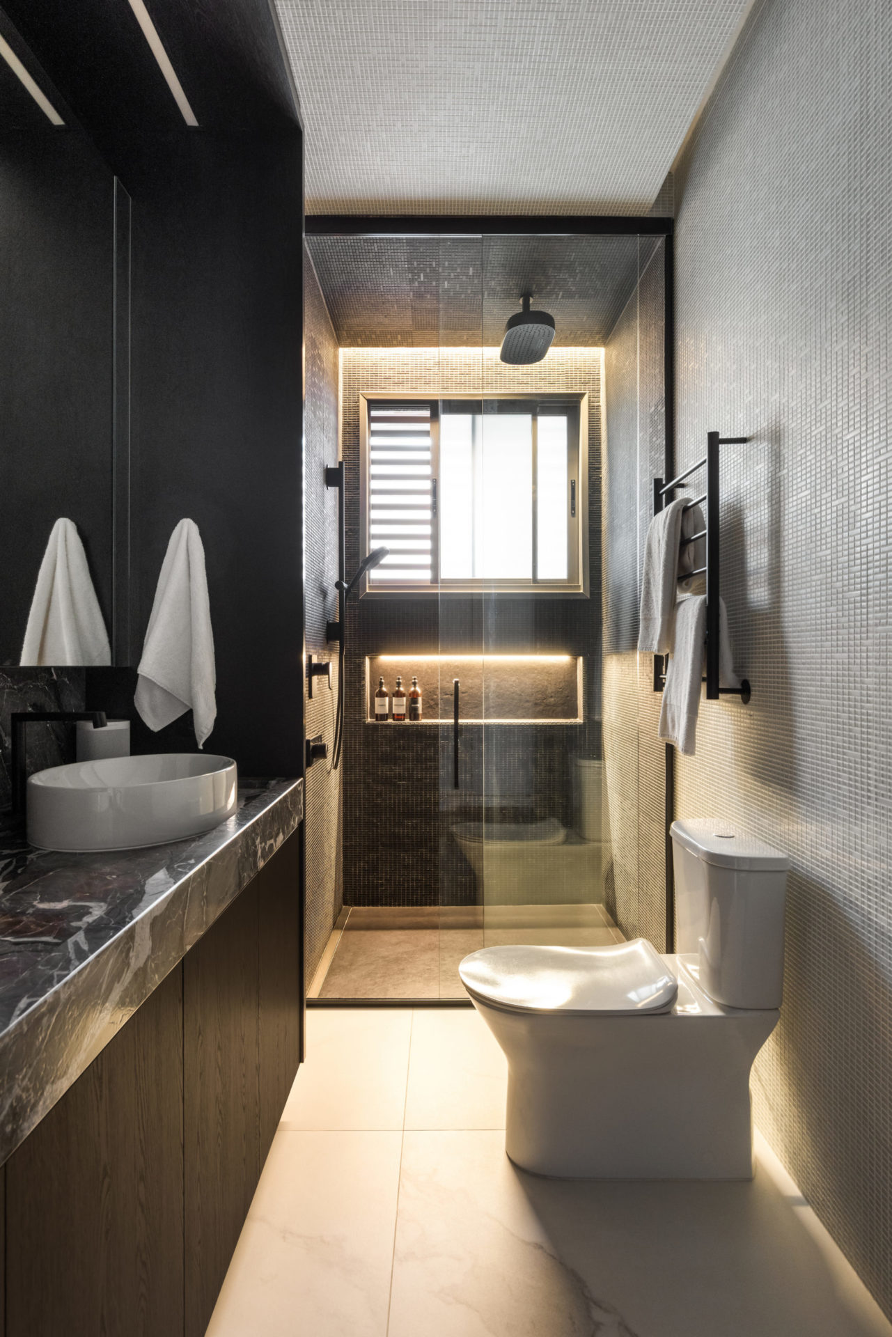 na foto banheiro nas cores preto e branco