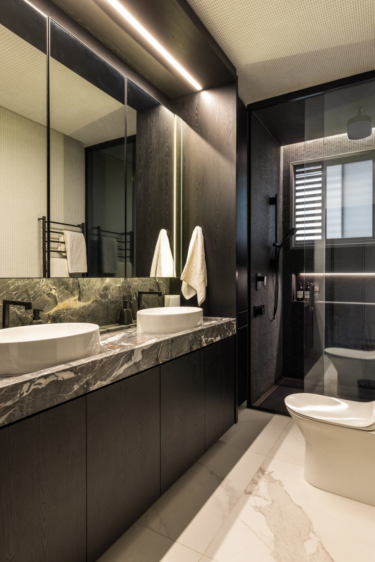 na foto banheiro nas cores preto e branco