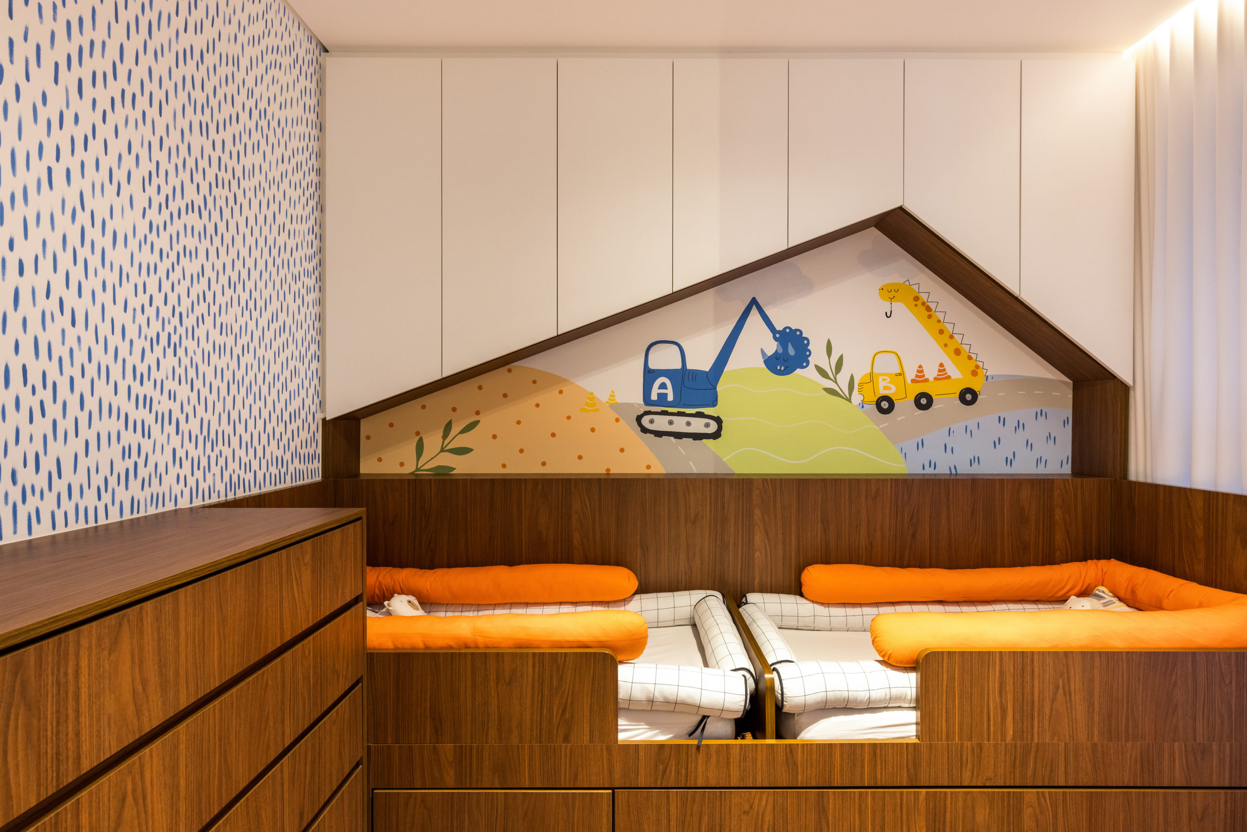 na foto quarto infantil com duas camas