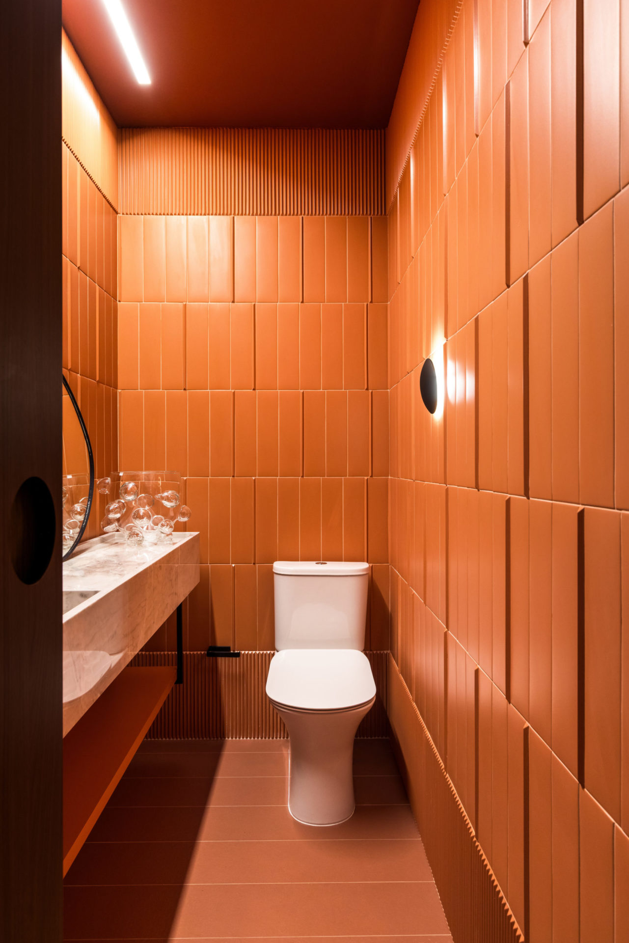 na foto banheiro na cor telha