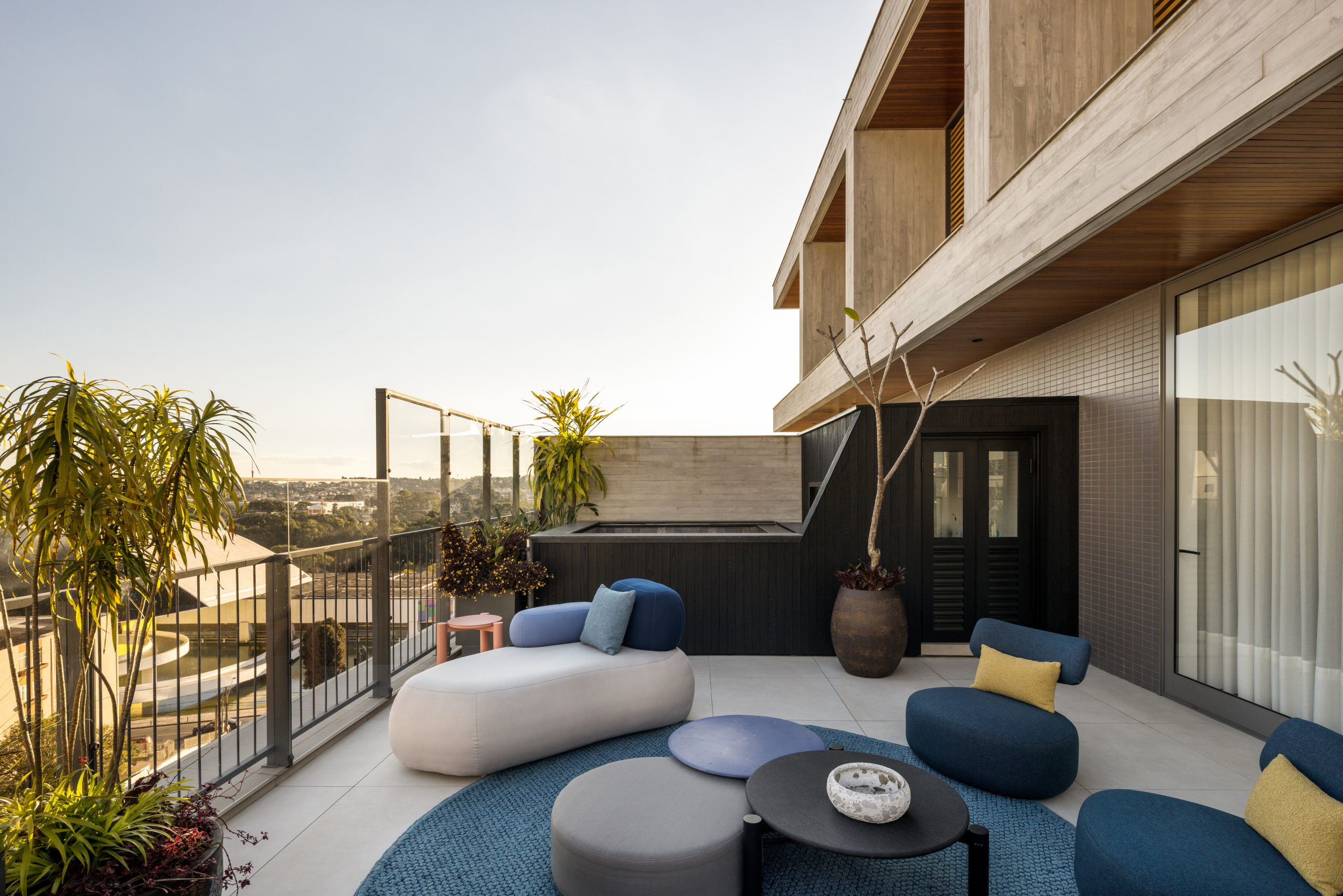 na foto fachada de duplex com varanda